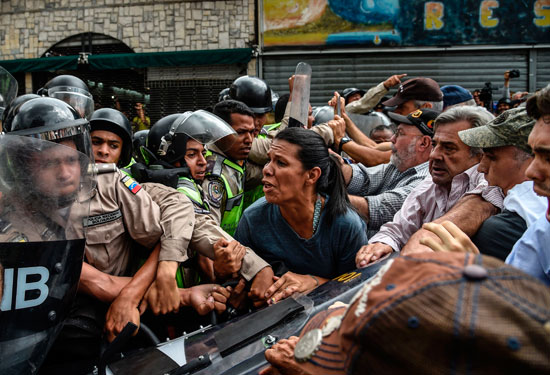 الاجداد يواجهون الشرطة فى فنزويلا