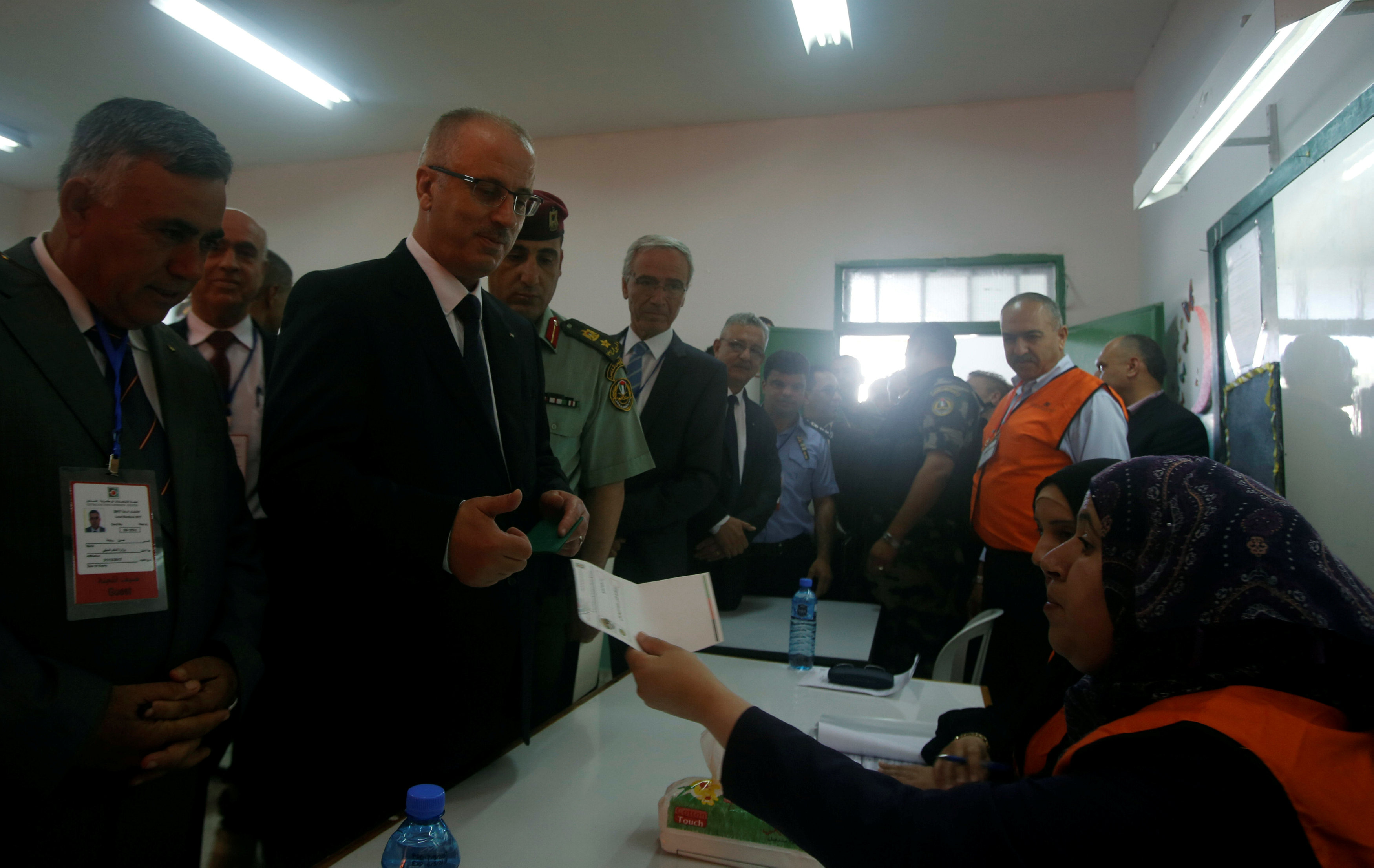 رئيس الوزراء الفلسطينى يصل مقر لجنته الانتخابية