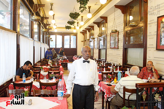 عم-فلفل-من-اقدم-العاملين-بمقهى-ريش-(1)