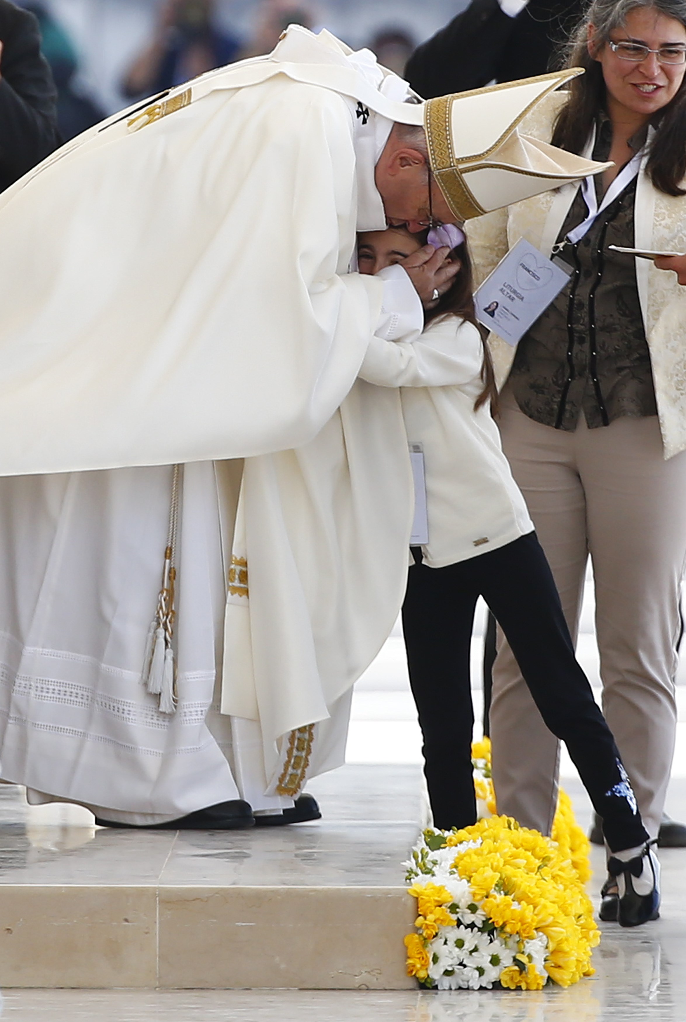 بابا الفاتيكان يقبل رأس طفلة أثناء قداس فاتيما فى البرتغال