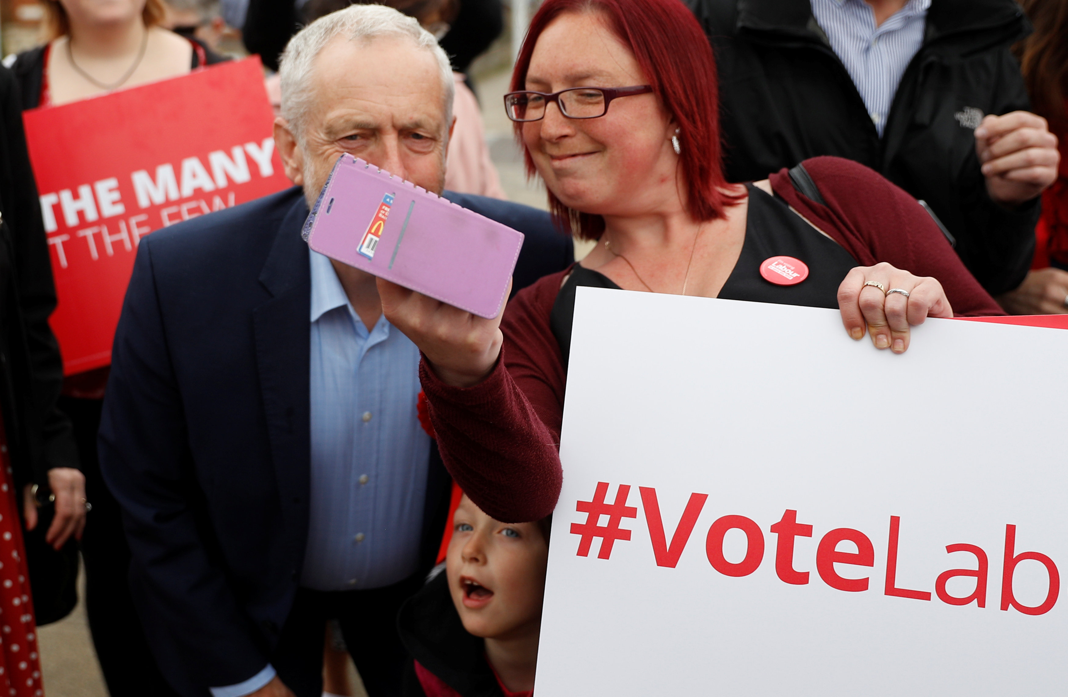 مواطنة بريطانية تلتقط صورة سيلفى مع زعيم حزب العمل المعارض