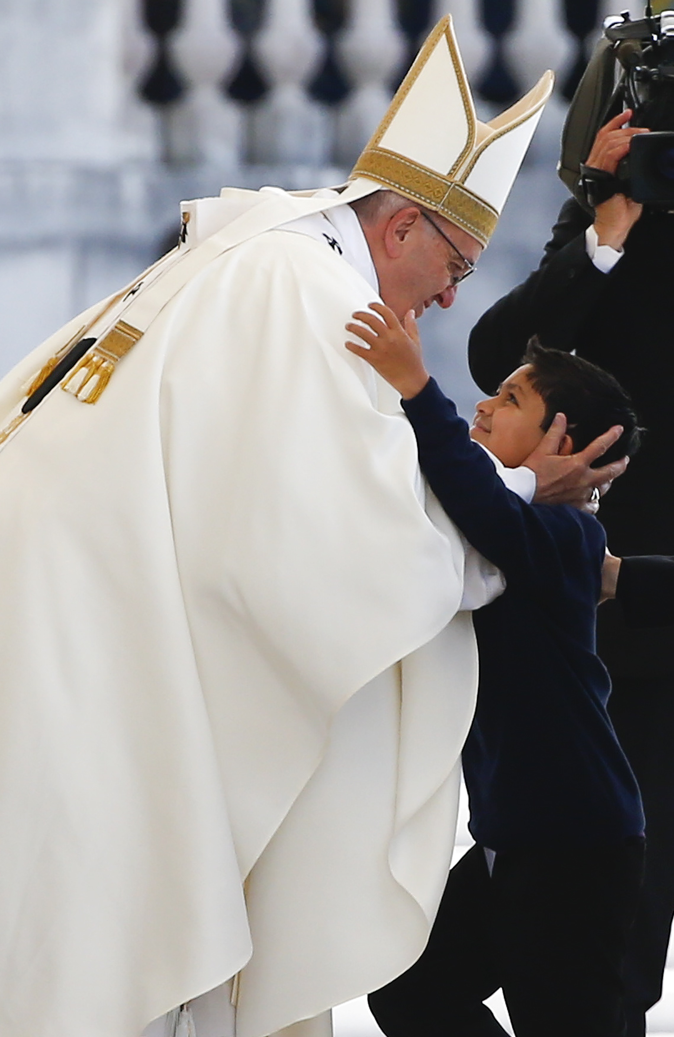 طفل يجرى باتجاه بابا الفاتيكان ليعانقه