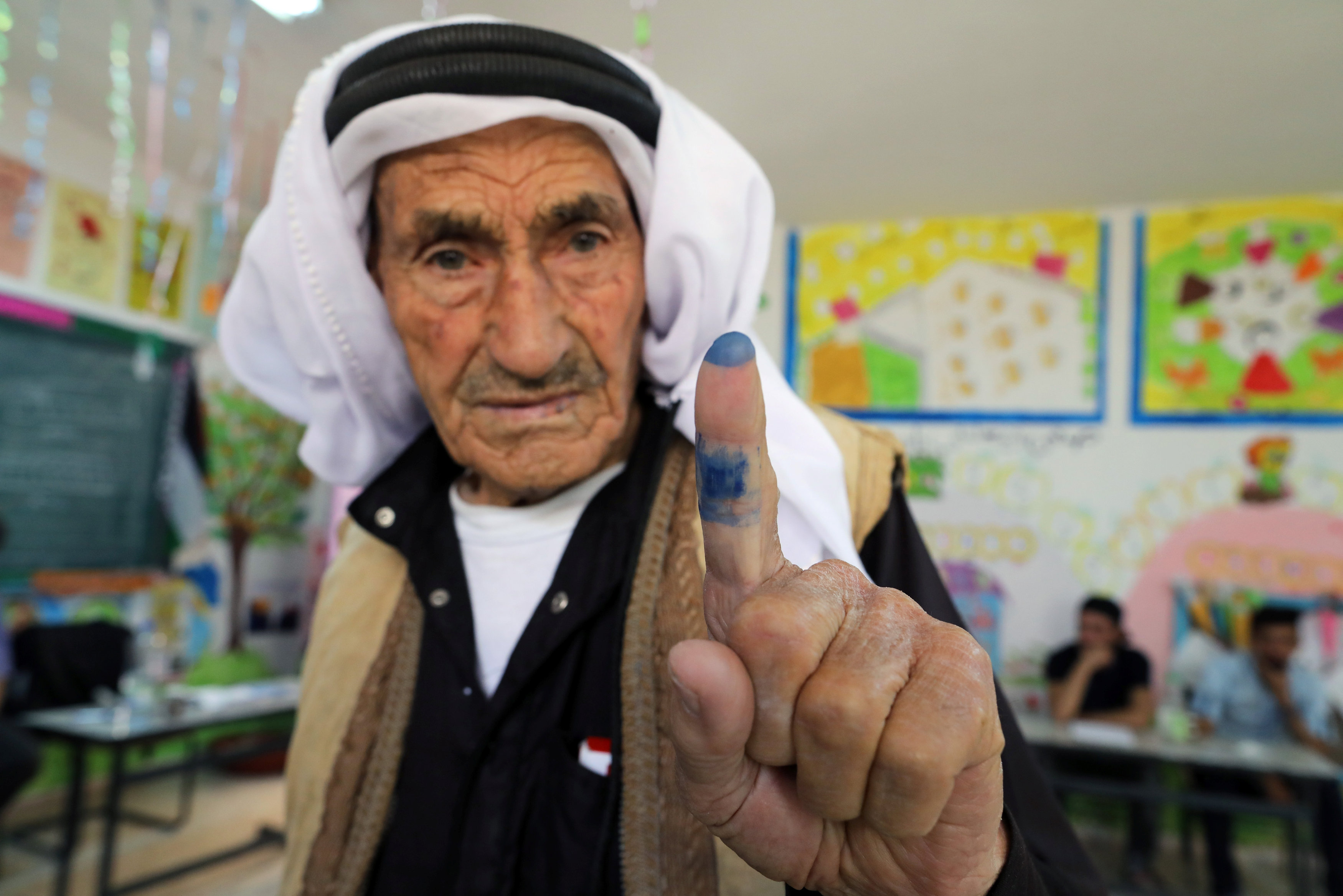 رجل مسن يدلى بصوته فى الانتخابات الفلسطينية