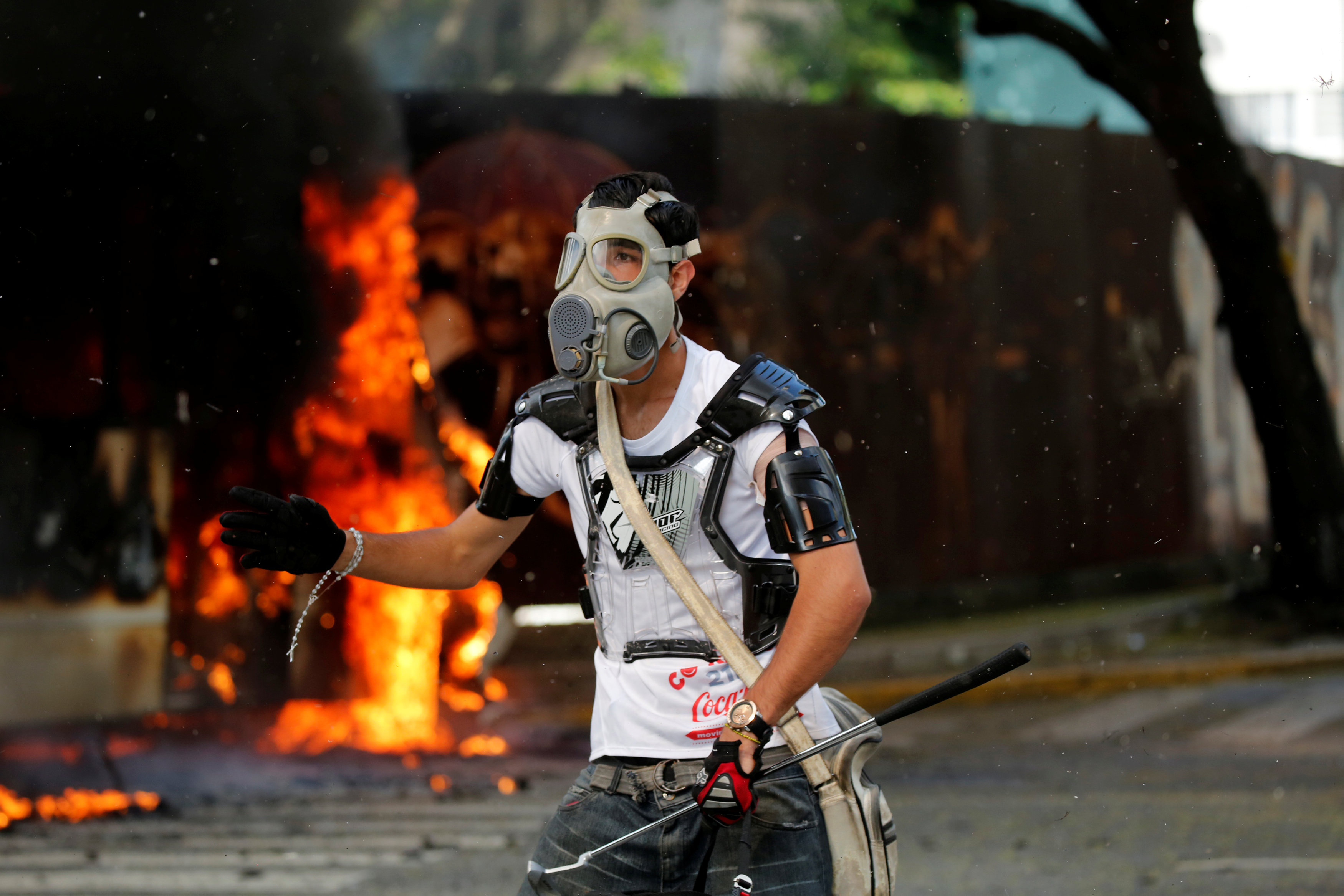 فنزويلي يرتدي قناع ضد الغاز