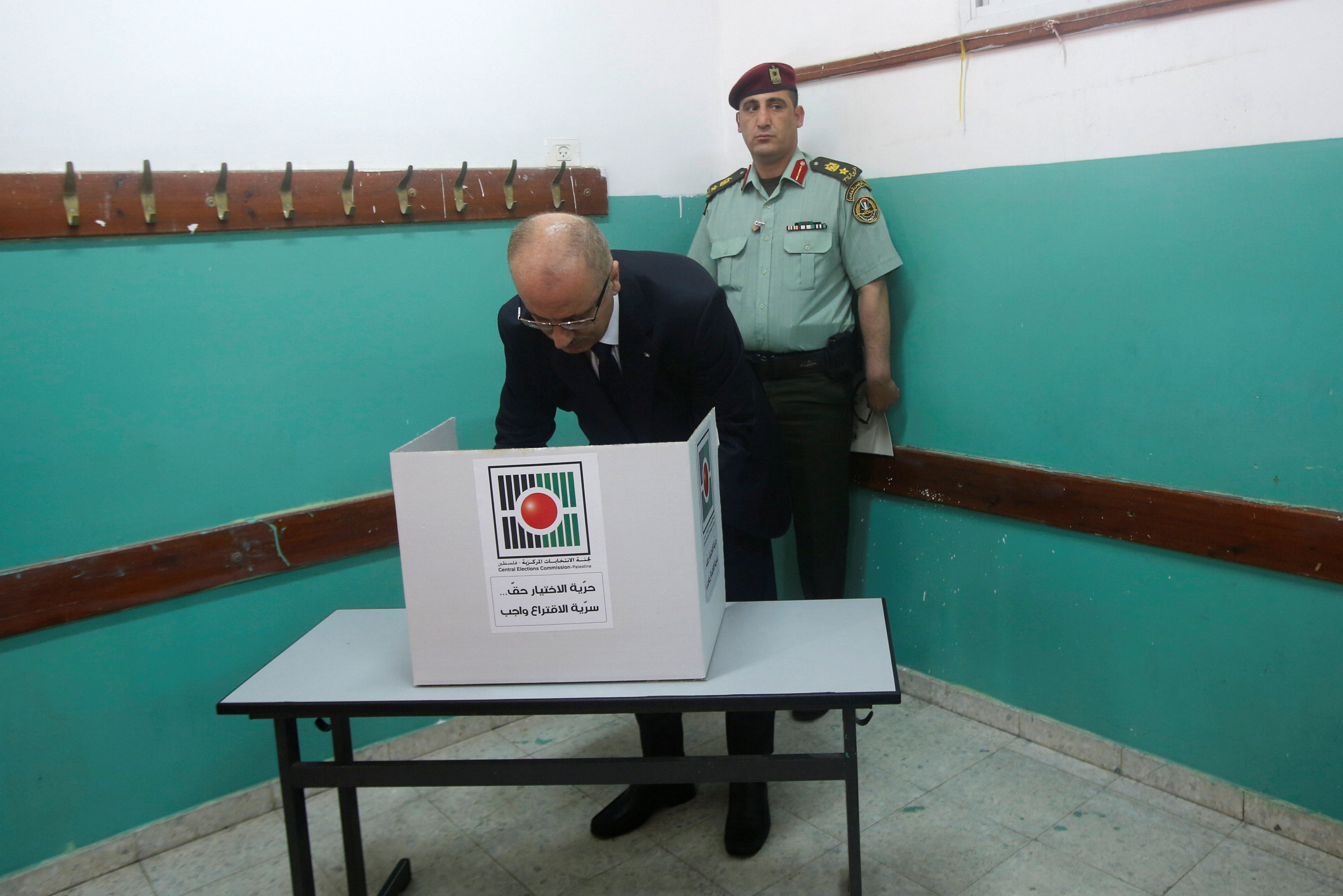 رئيس الوزراء الفلسطينى يدلى بصوته فى الانتخابات