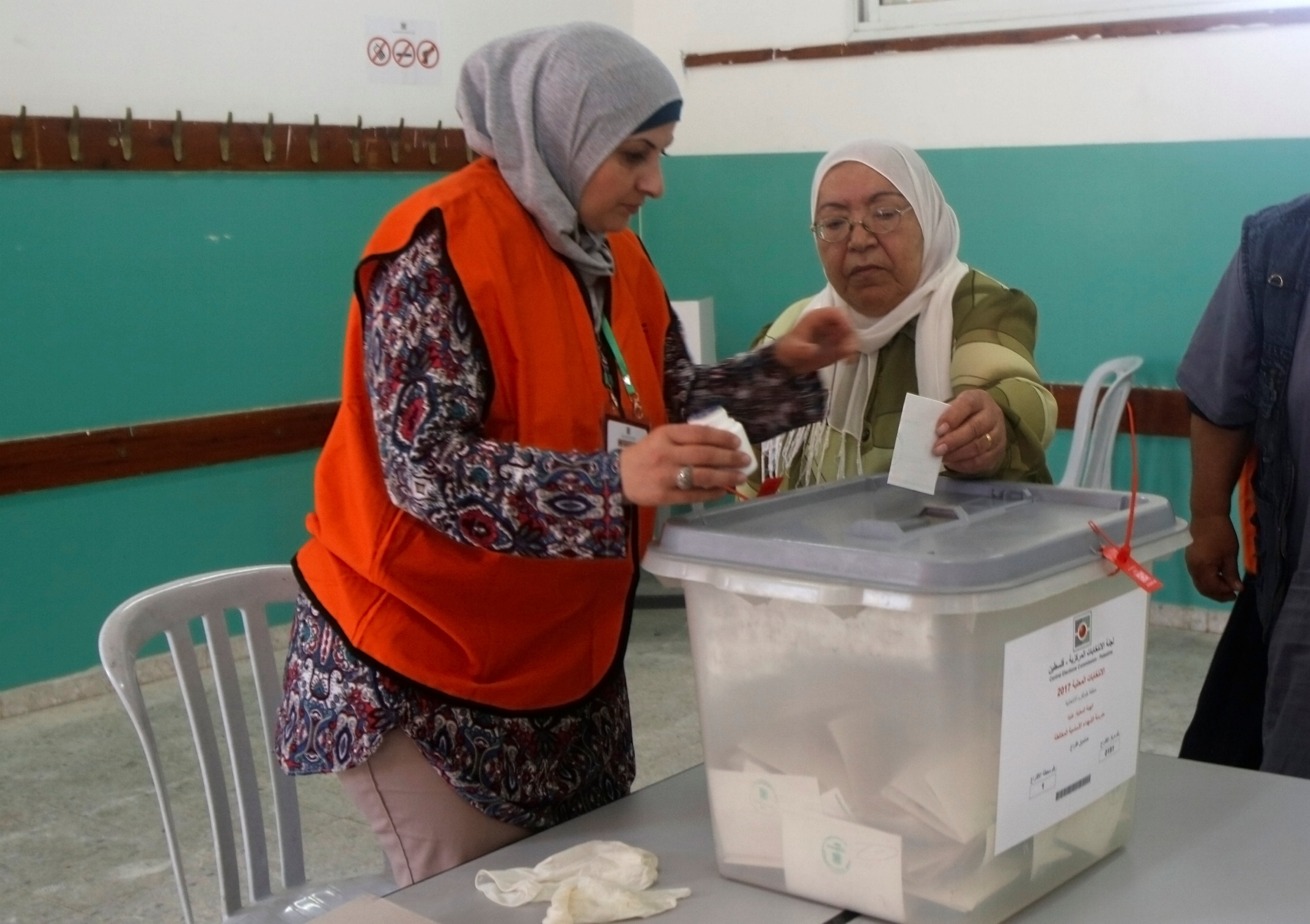 سيدة تدلى بصوتها فى انتخابات الهيئات البلدية الفلسطينية