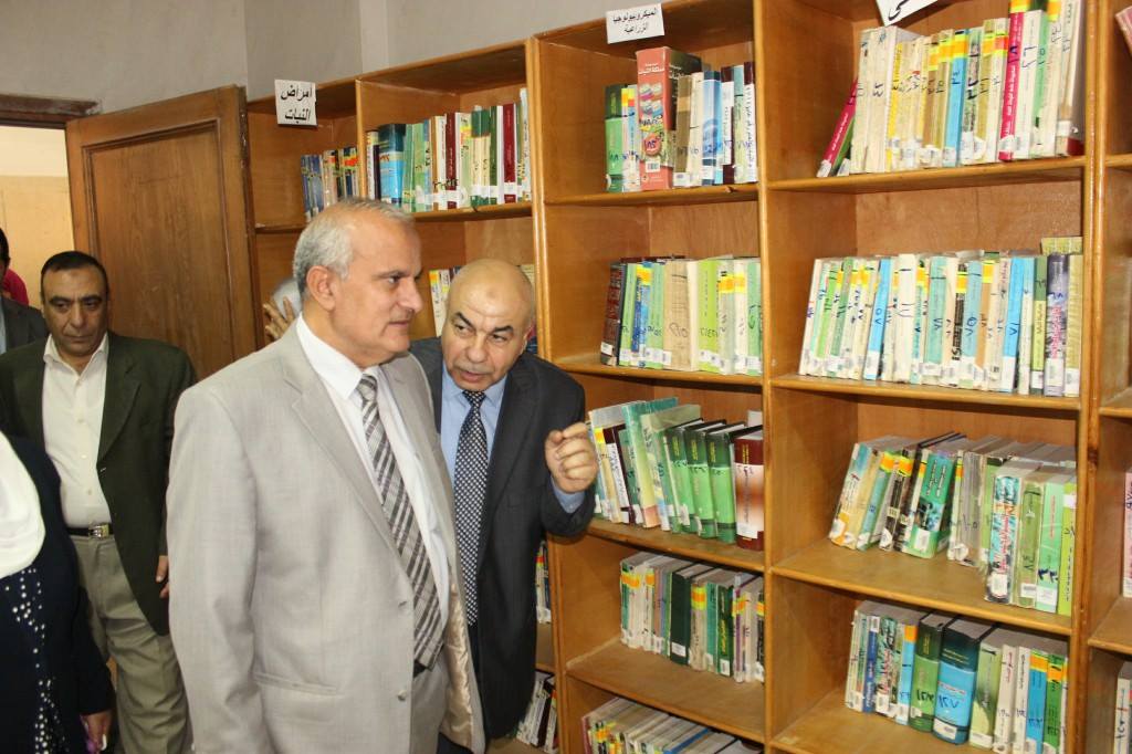 رئيس جامعة طنطا يفتتح المعمل المركزي والمكتبة الرقمية لكلية الزراعة (7)