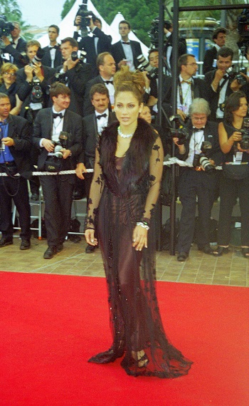 جينيفر لوبيز بفستان من تيري موغلر أوت كوتور في مهرجان كان السينمائي 1998