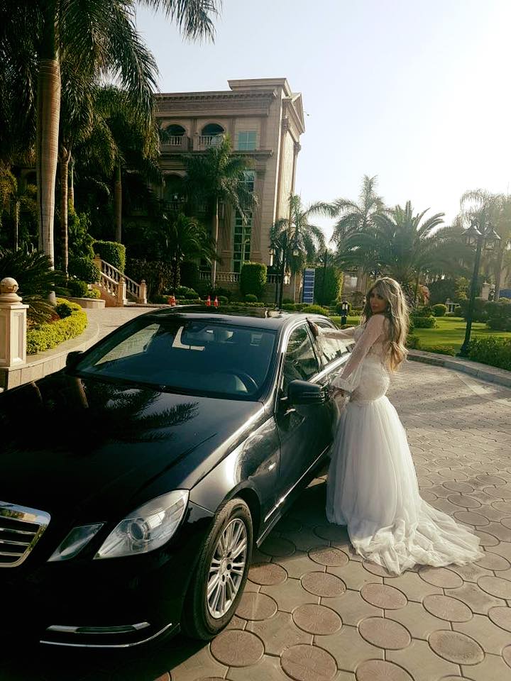 العروس بجوار سيارة الزفة