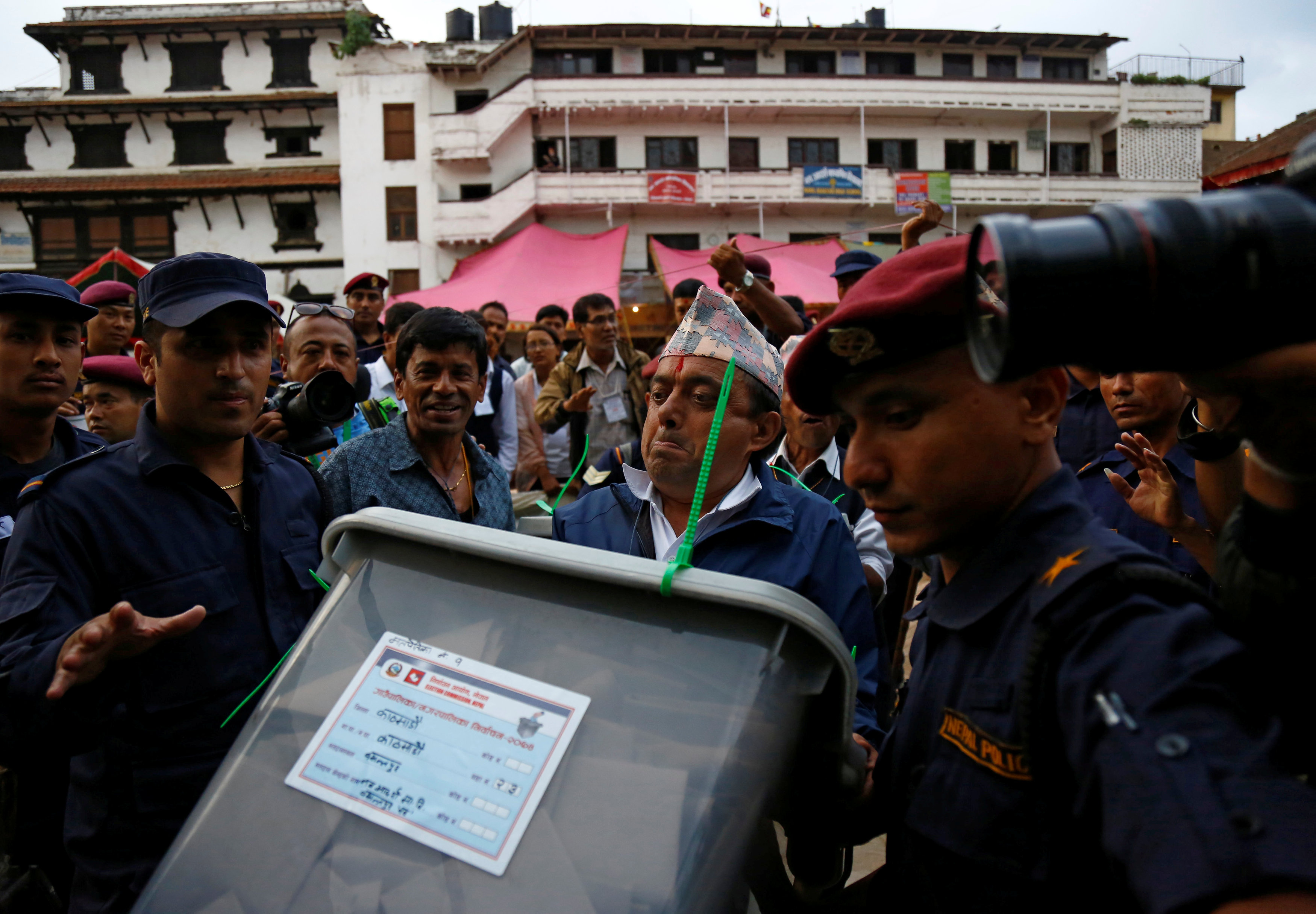 موظف ينقل صندوق الاقتراع فى نيبال بعد انتهاء الانتخابات