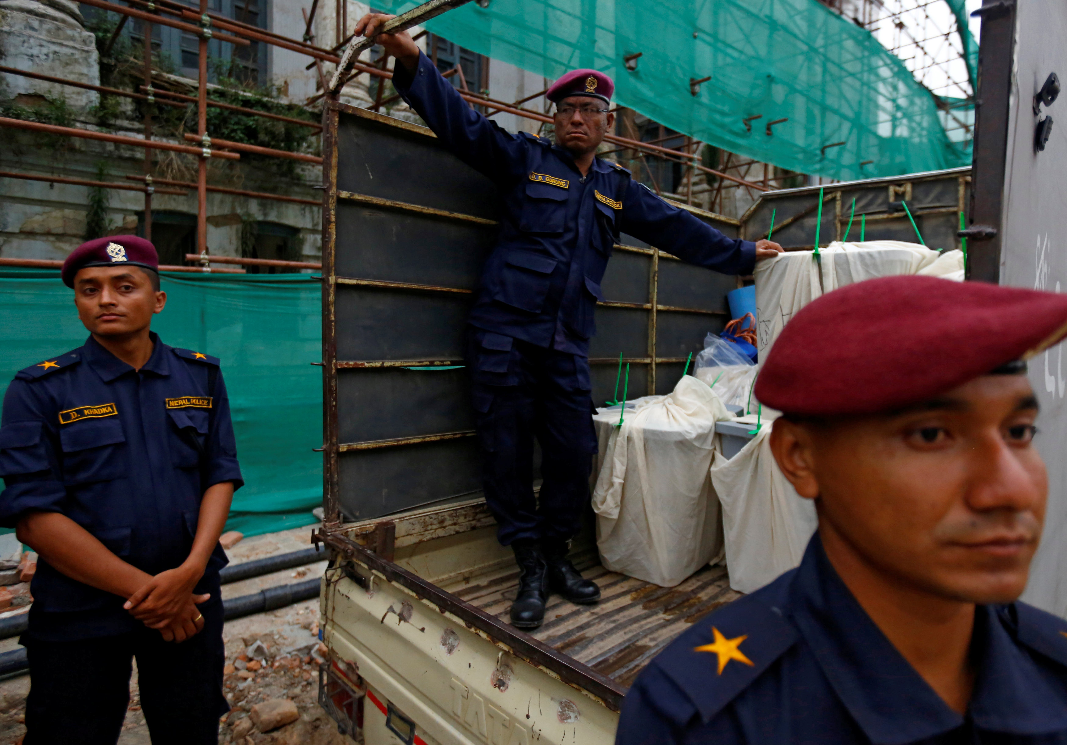 الشرطة تنقل صناديق الاقتراع فى نيبال