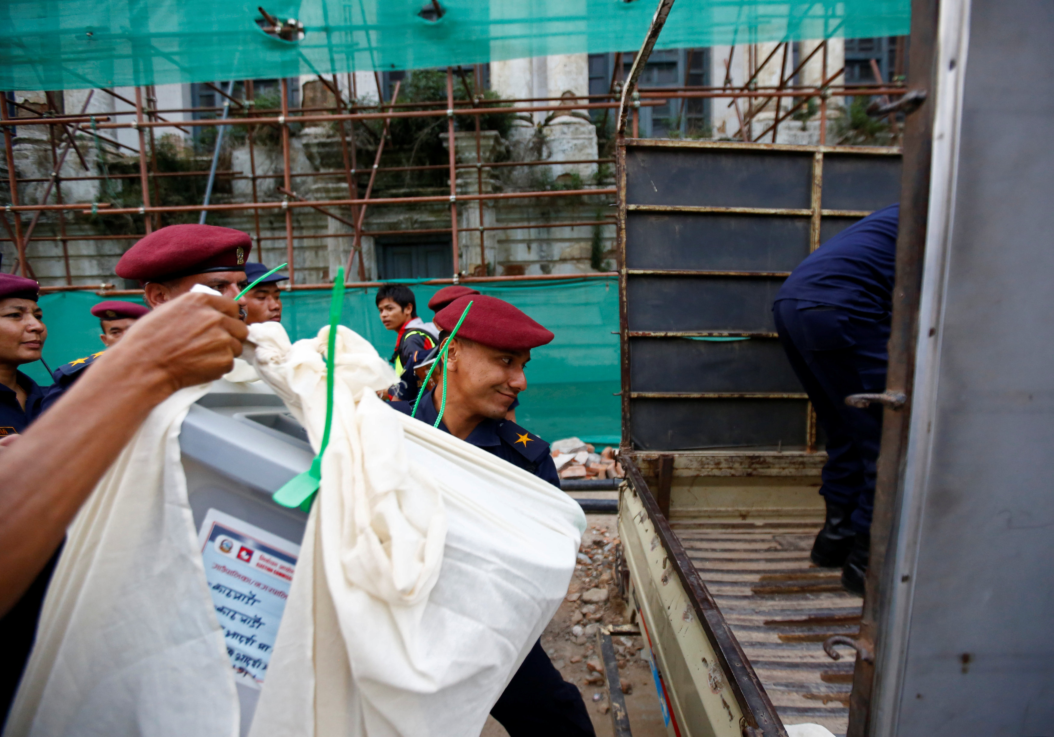 عناصر الشرطة فى نيبال ينقلون صناديق الاقتراع لبدء الفرز