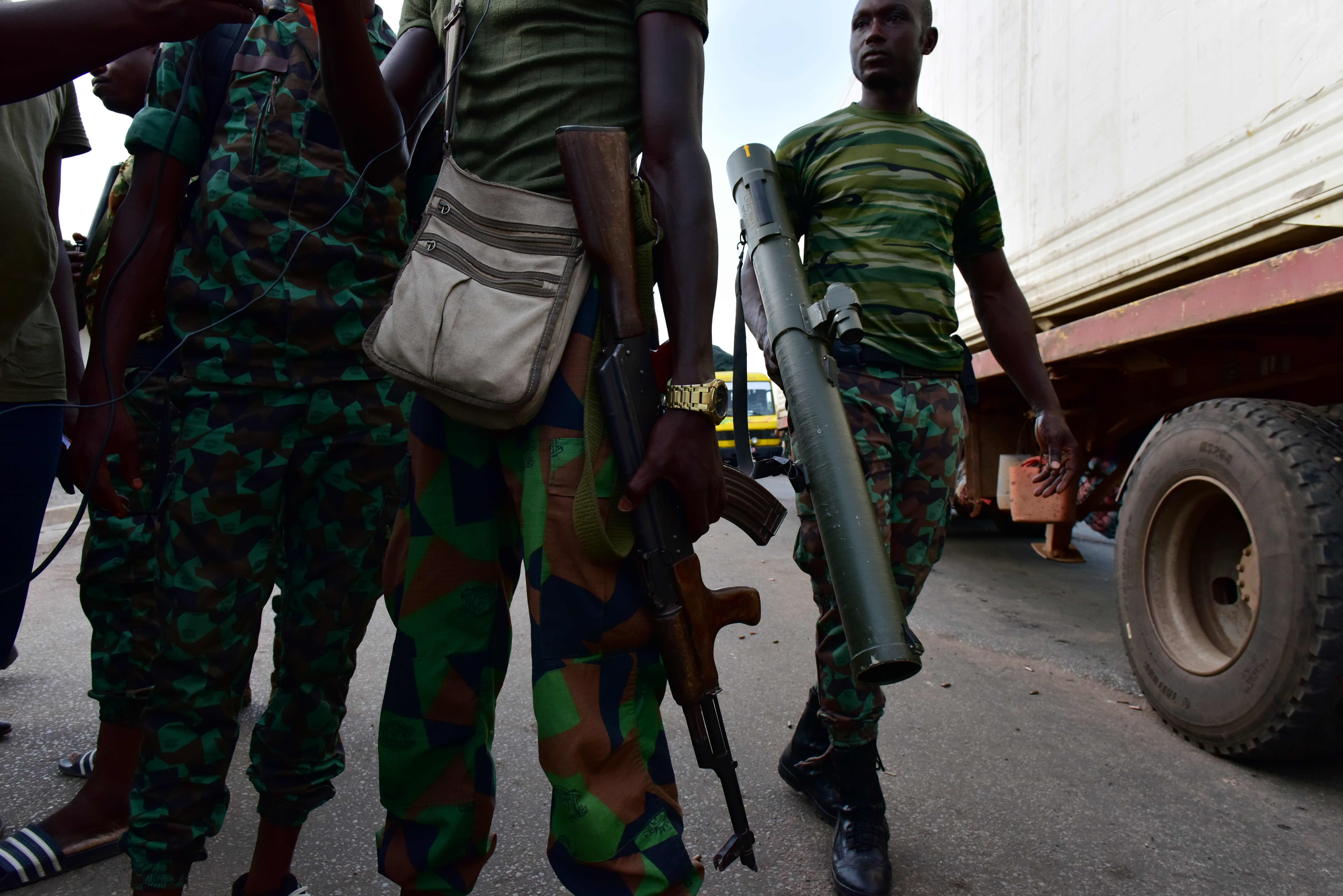 الجنود المتمردون فى ساحل العاج يرفضون تسليم أسلحتهم للجيش