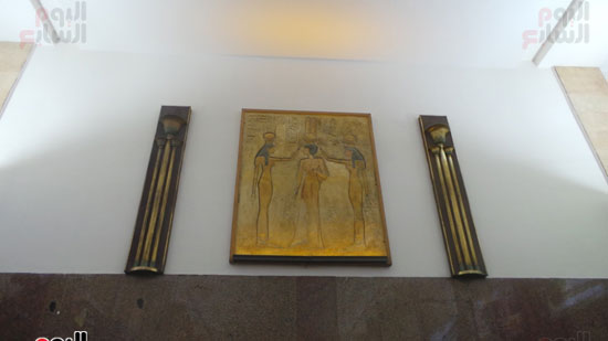 لوحات فرعونية بالمحطة