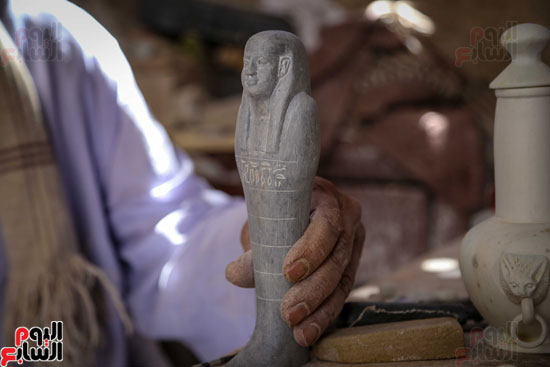 الكتابة الفرعونية على تمثال نفرتيتى