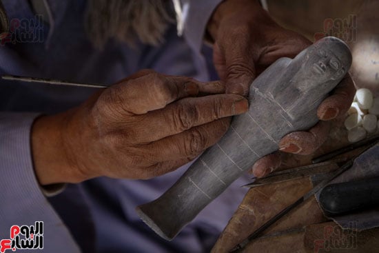 بداية الكتابة على التمثال باللغة الفرعونية