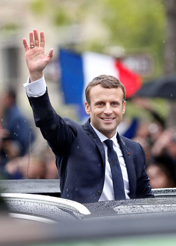 الرئيس الفرنسى المنتخب يتجول بسيارته