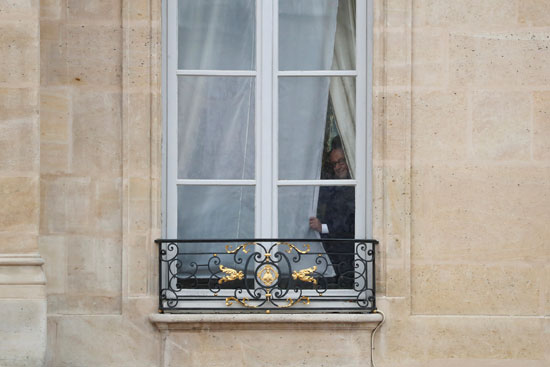 فرانسوا هولاند ينظر من النافذة