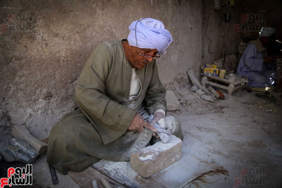 بداية نحت قطعة من الحجارة للتحول لتمثال