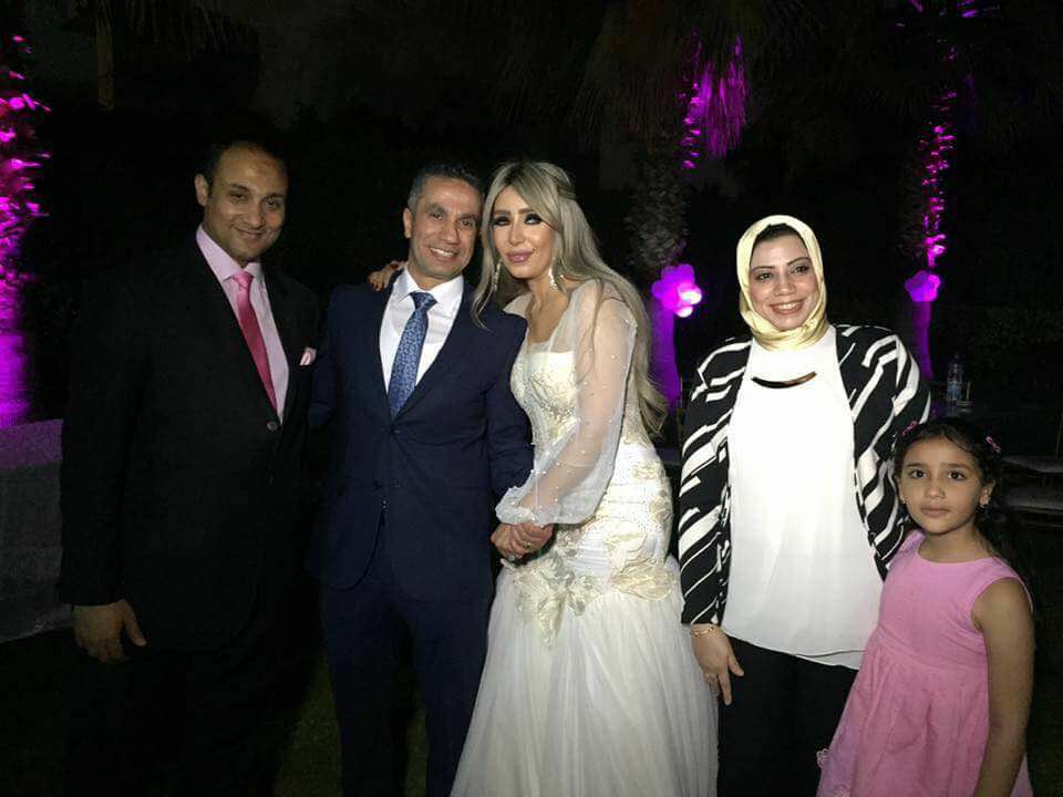 إيمان أبو طالب مع زوجها العميد محمد سمير فى حفل زفافهما