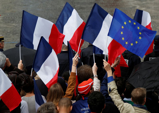 مواطنون يرفعون علم فرنسا مع علم الاتحاد الأوروبى