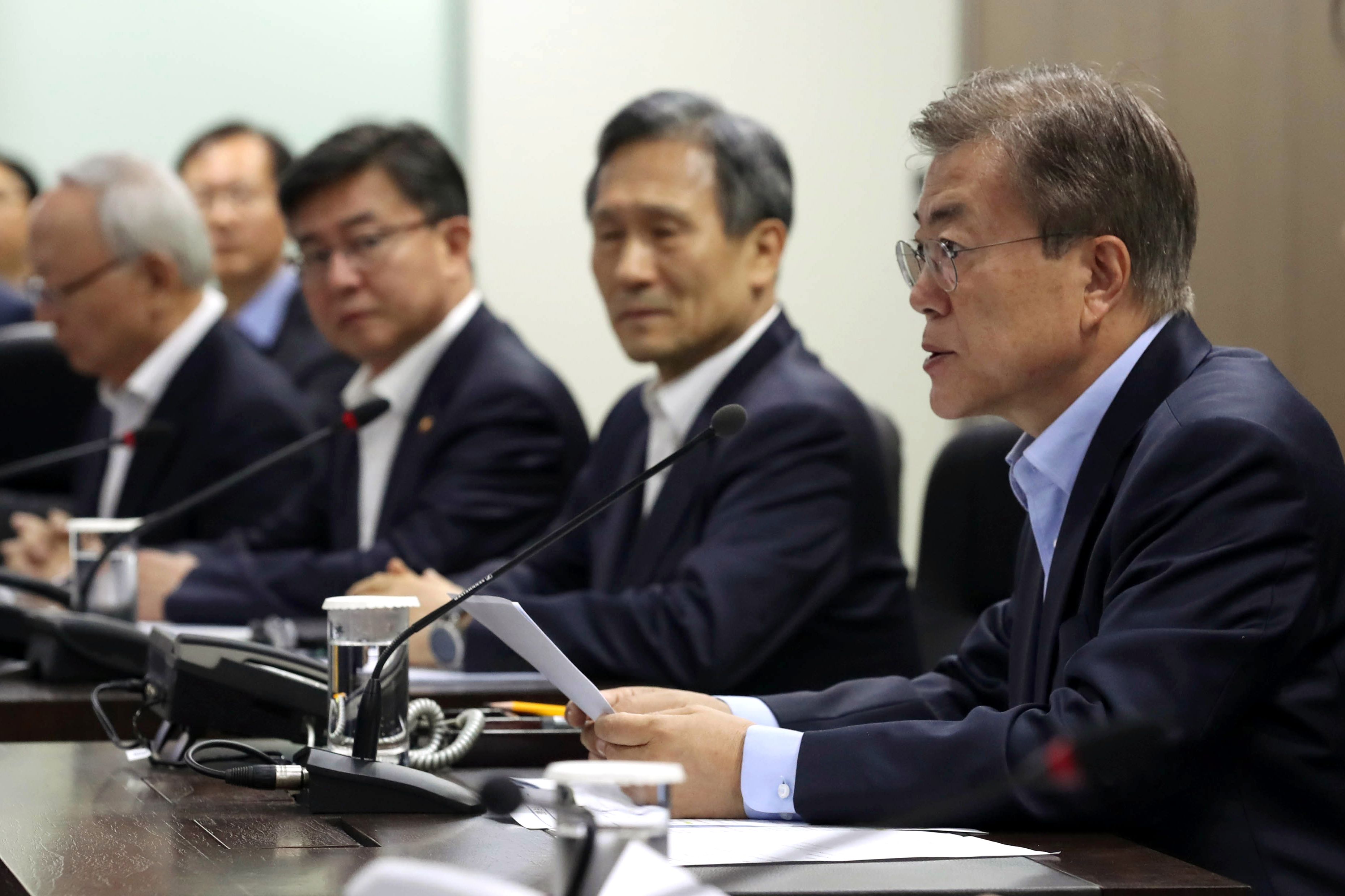 رئيس كوريا الجنوبية فى اجتماع طارئ عقده الرئيس مع مستشاريه الامنيين