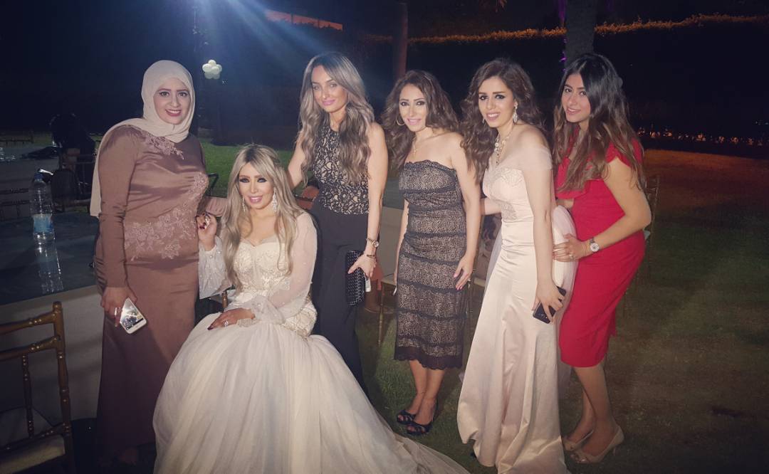 الاعلامية إيمان أبو طالب يوم زفافها مع أصدقاءها