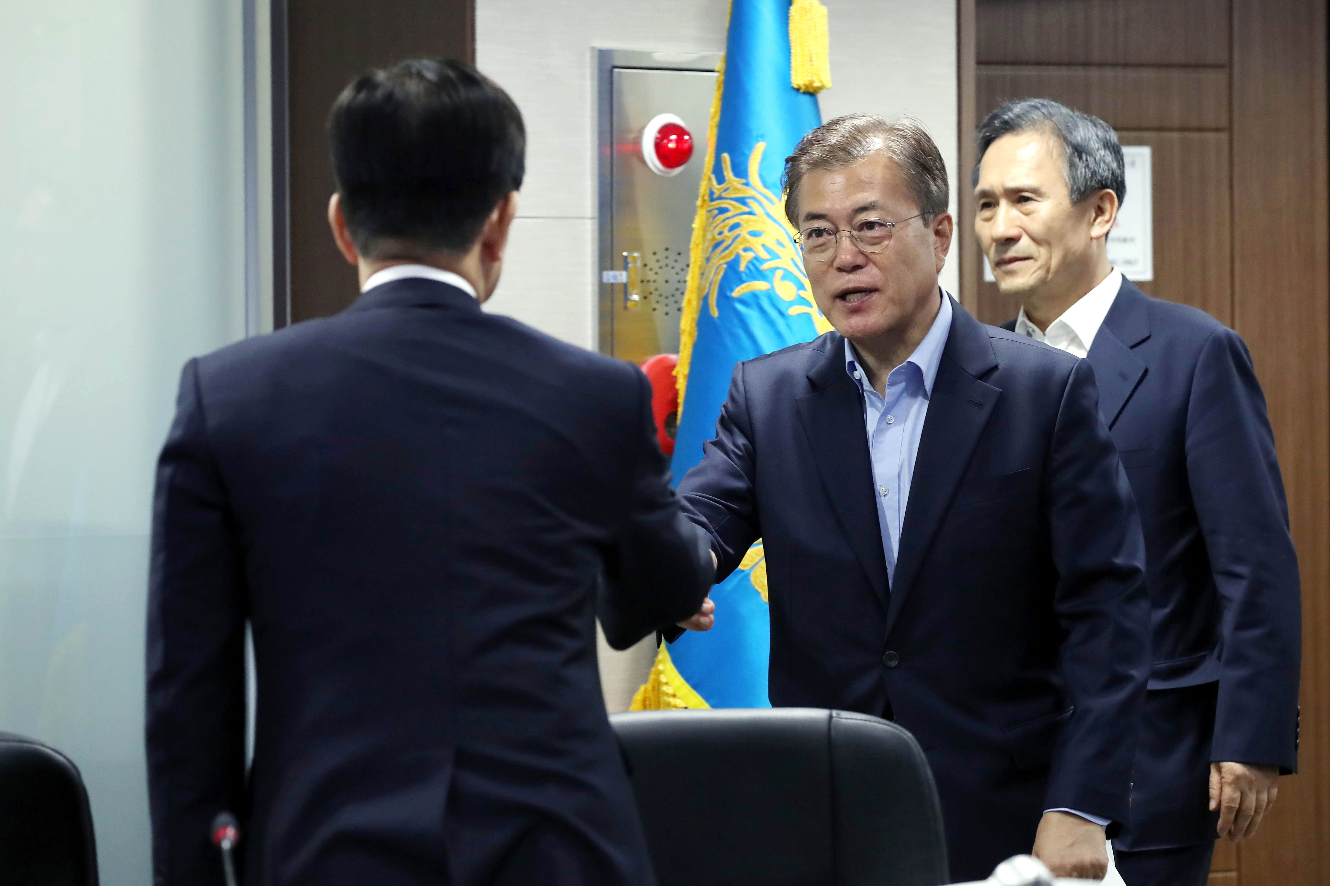 رئيس كوريا الجنوبية مون جاى-إن خلال اجتماع مع مجلس الامن الكورى