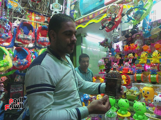 أحد تجار المنشية بالإسكندرية لبيع لفوانيس
