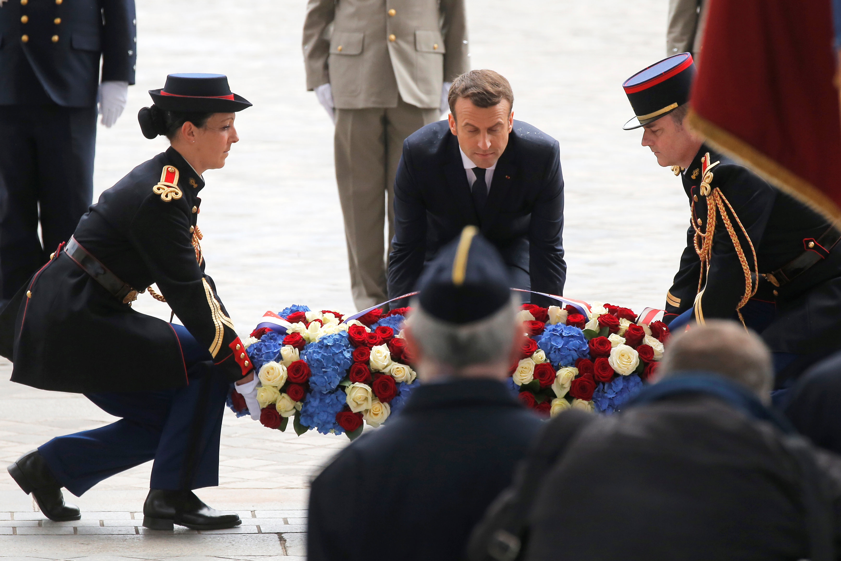 ماكرون يضع إكليل الزهور أمام مقبرة الجندى المجهول فى باريس
