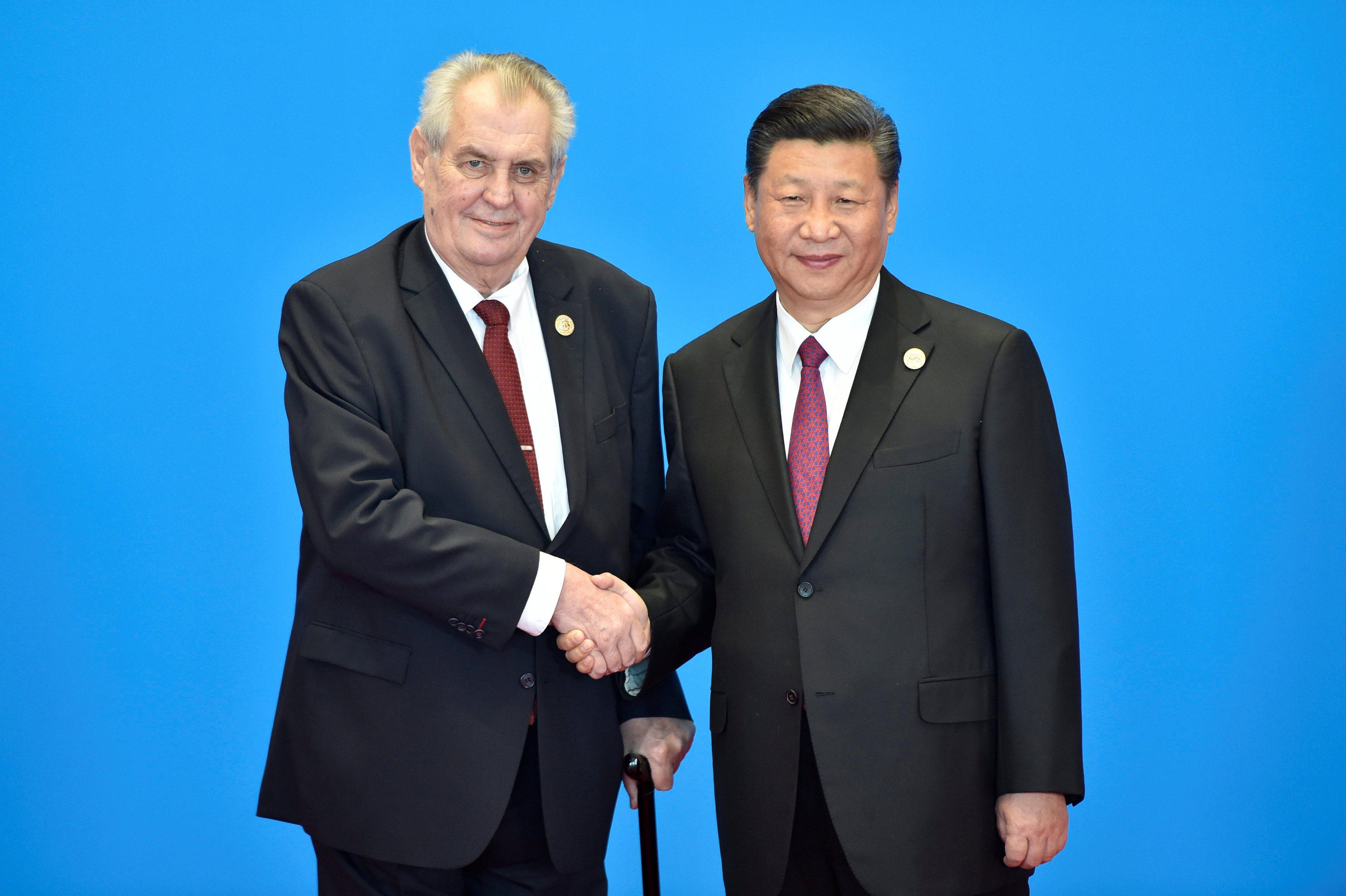 لرئيس التشيكي ميلوس زيمان يصافح الرئيس الصيني إكسي جينبينغ