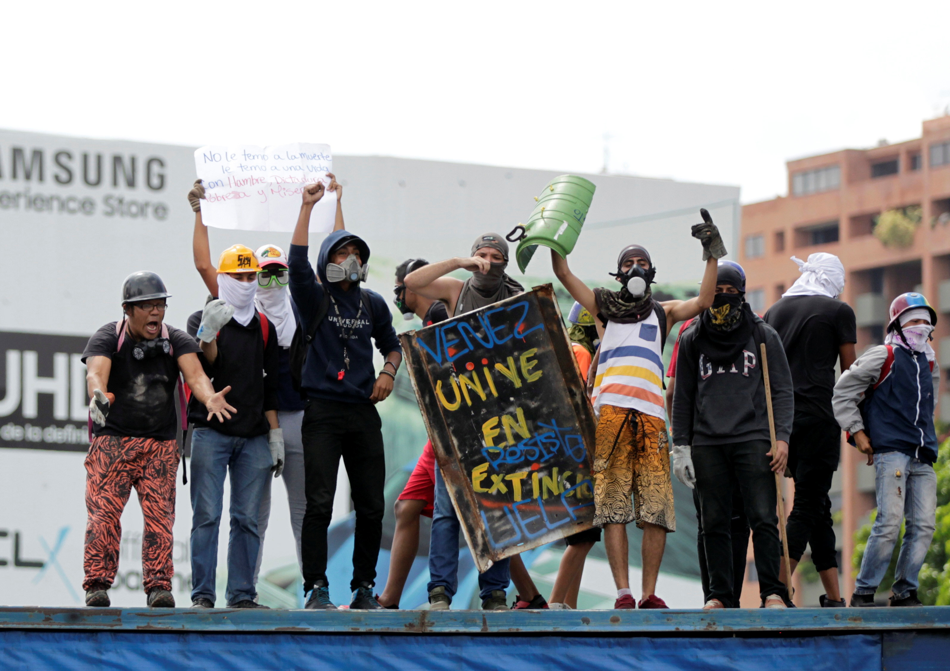 المعارضة الفنزويلية تحمل مواد لبناء حاجز لعرقلة طريق