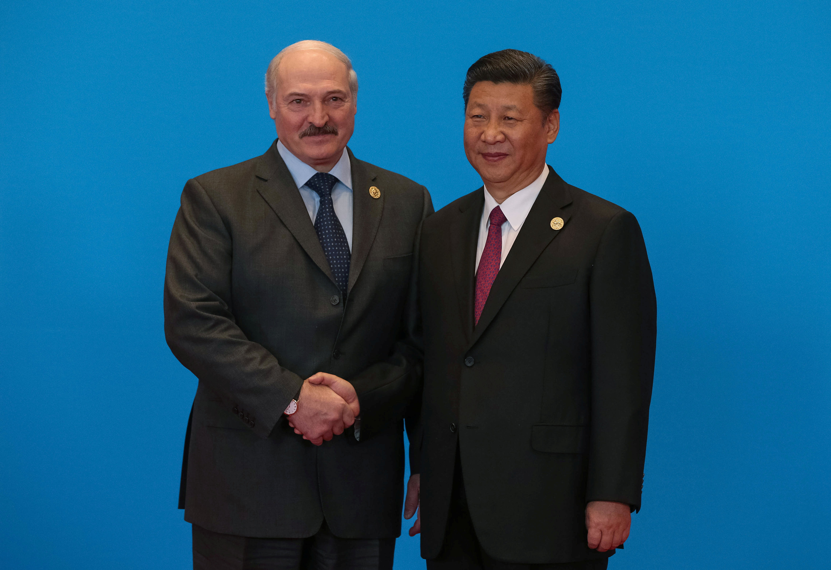 الرئيس الصيني إكسي جينبينغ يصافح الرئيس البيلاروسي الكسندر لوكاشينكو