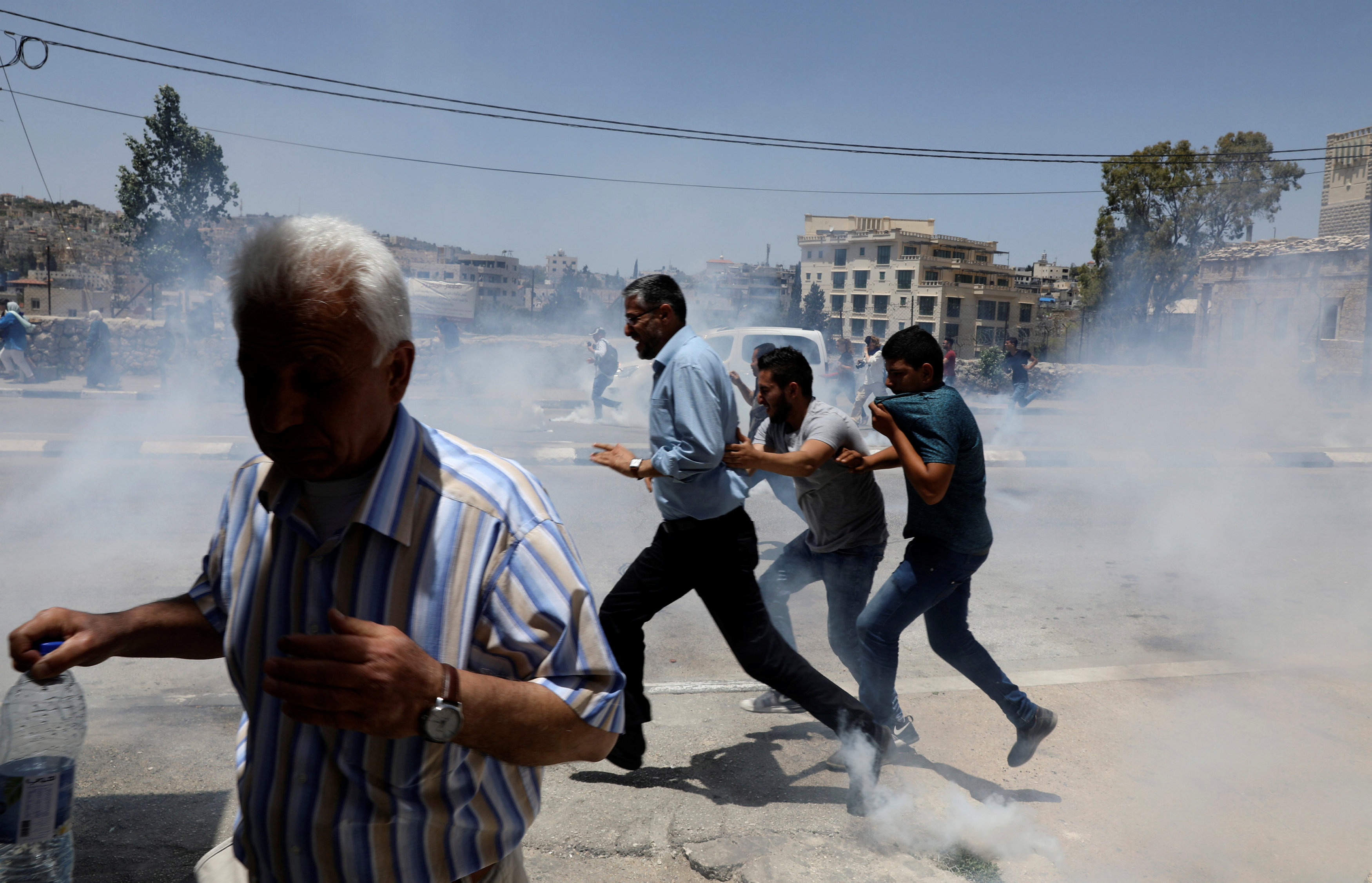 دخان قنابل الغاز تملئ الشوارع فى الضفة الغربية