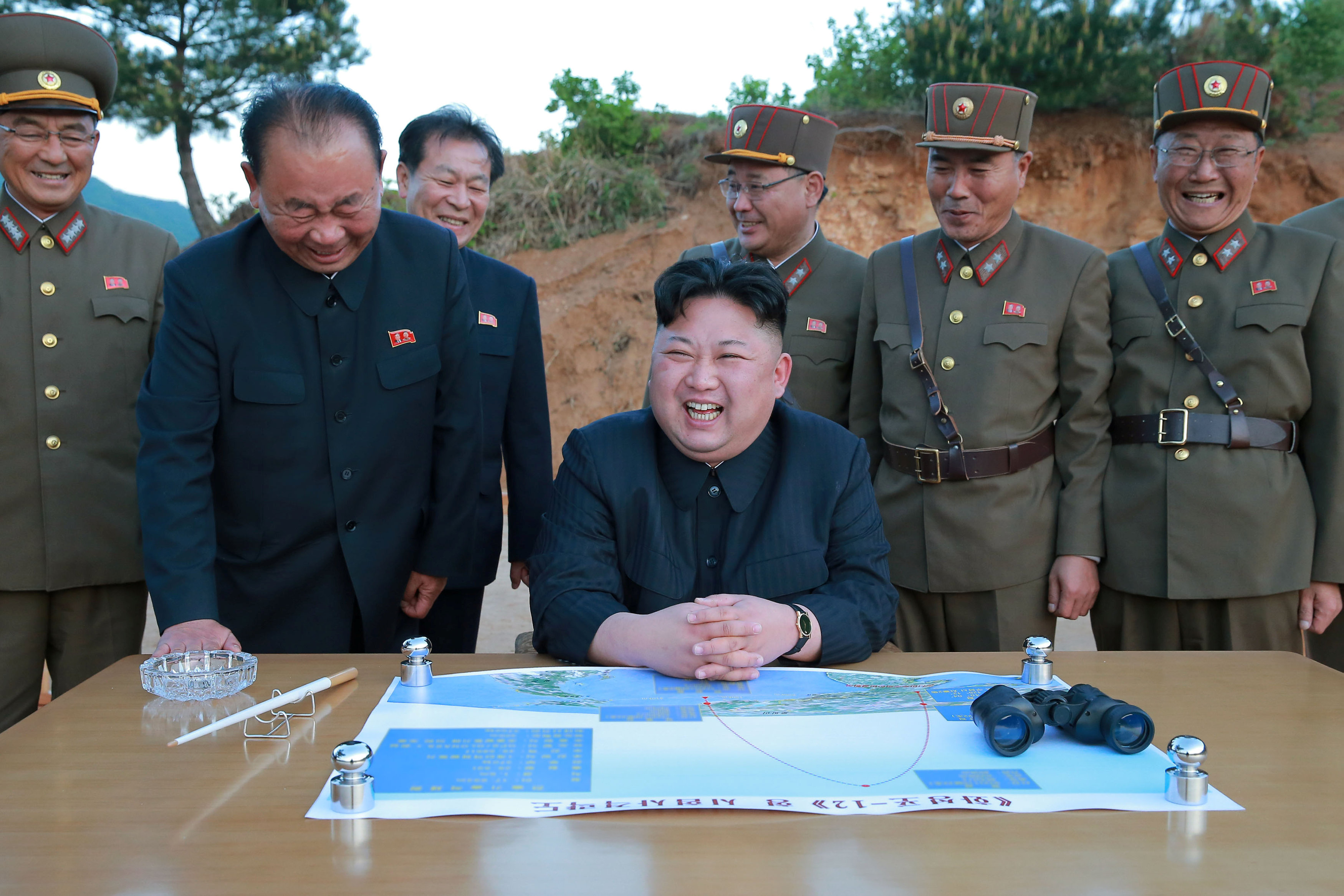 زعيم كوريا الشمالية يستطلع الخريطة قبل التجربة الصاروخية