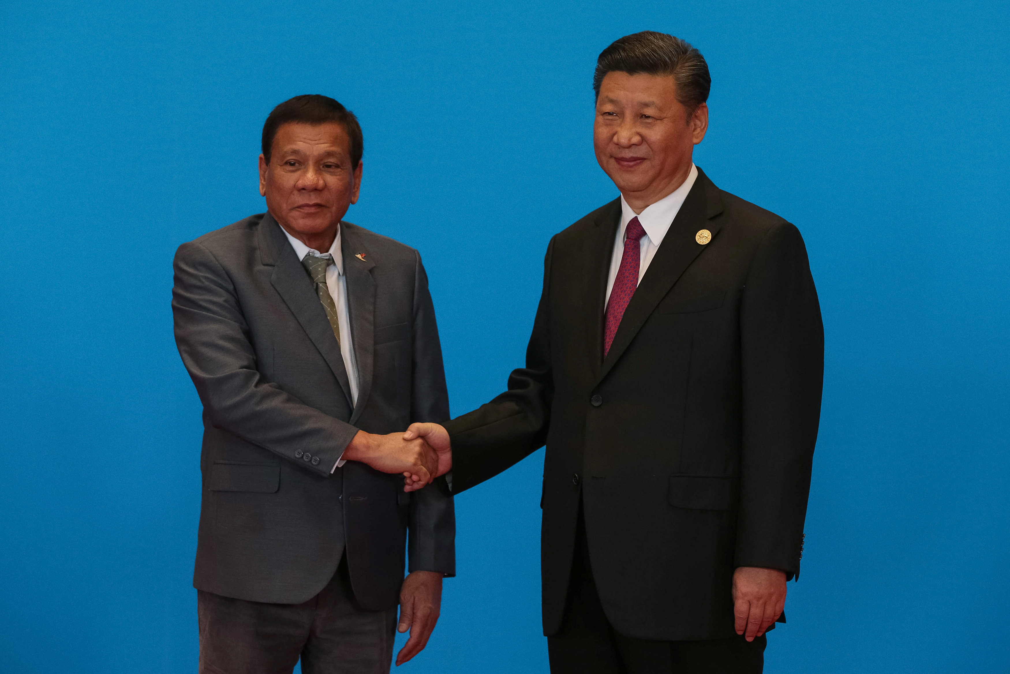 الرئيس الصيني إكسي جينبينغ يصافح رئيسة الفلبين رودريغو دوترت