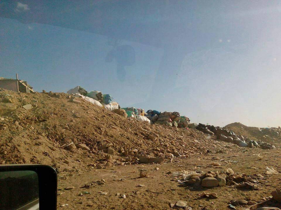 القمامة والمخلفات تغزو التلال الرملية