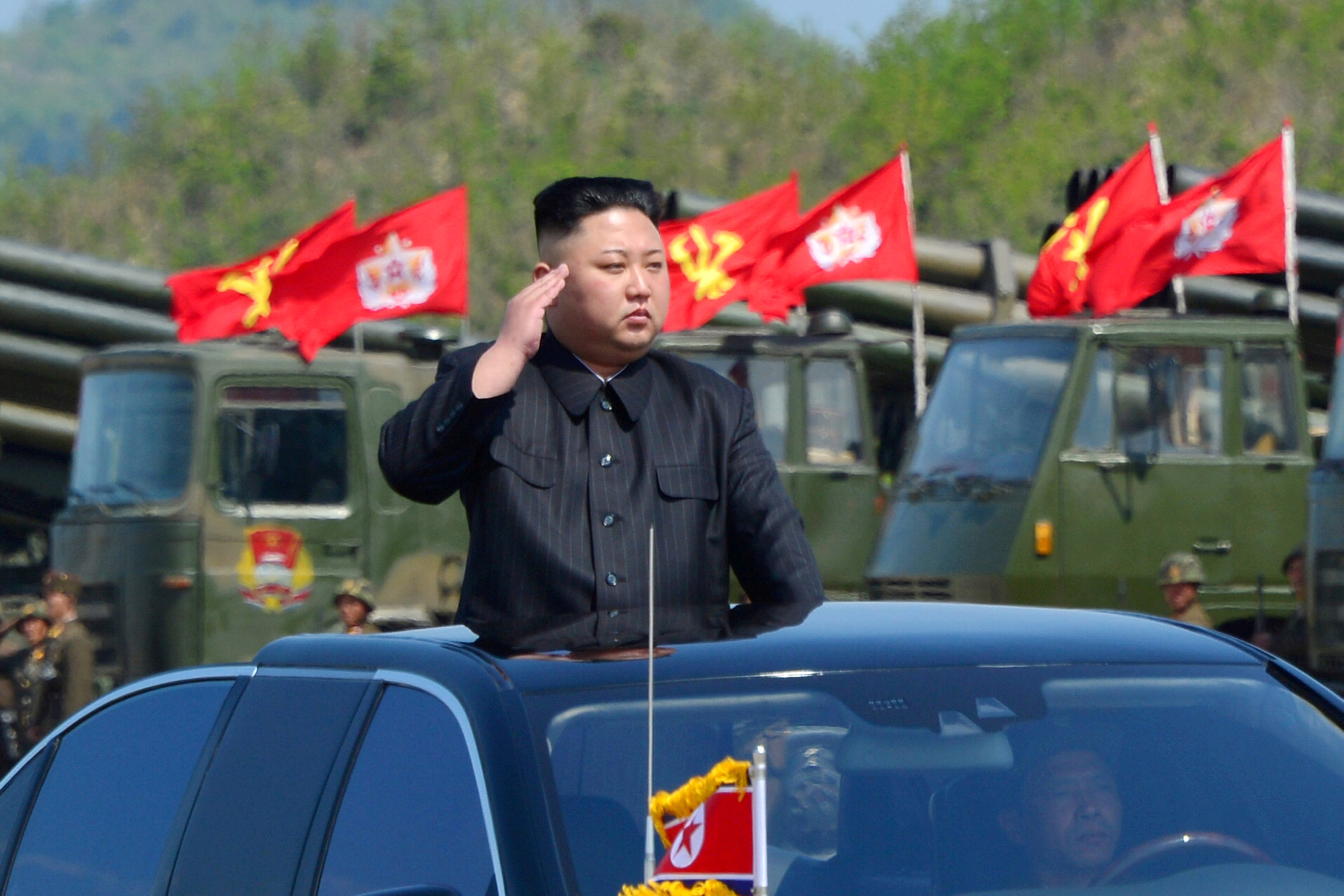 زعيم كوريا الشمالية يؤدى التحية العسكرية لأفراد الجيش