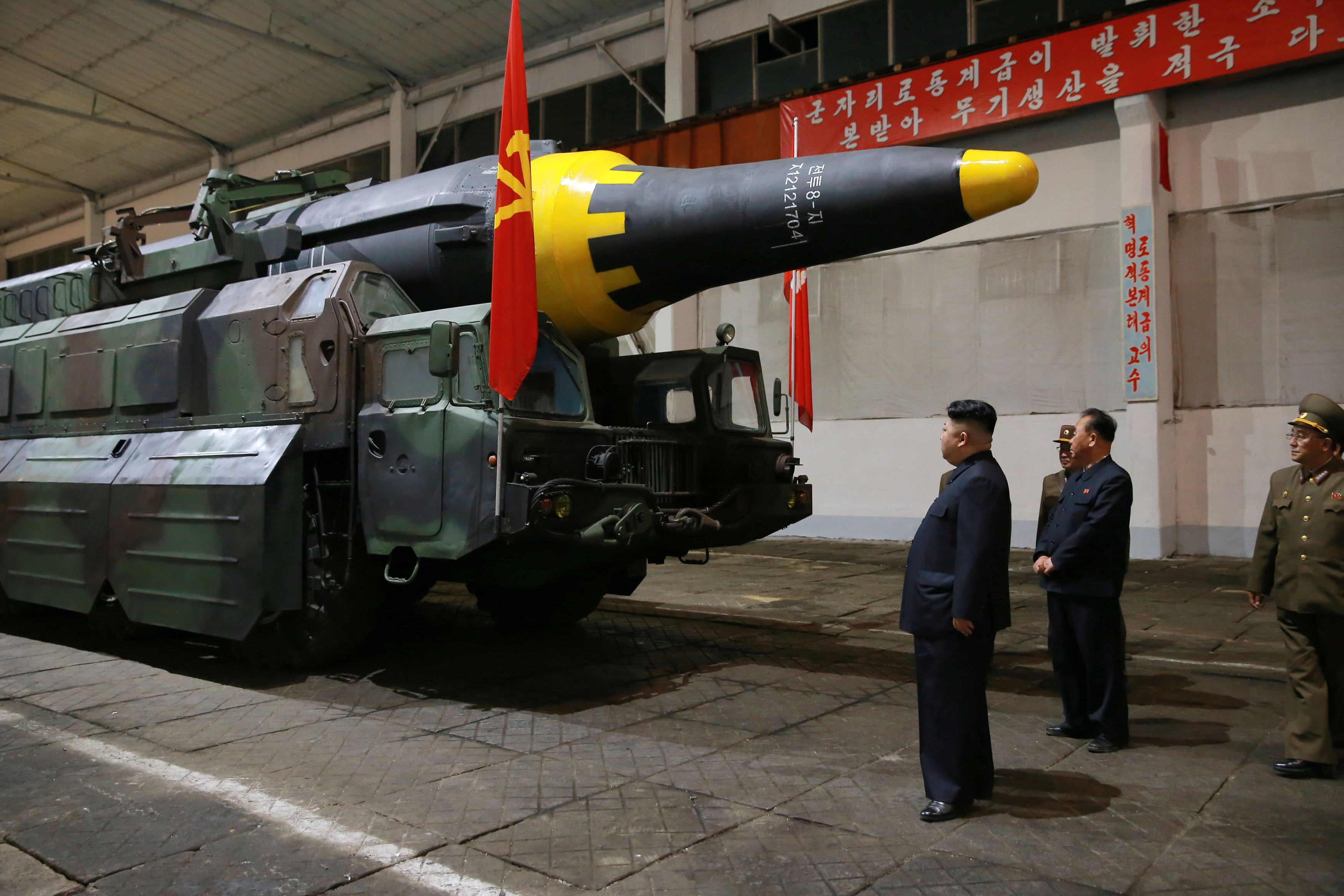 زعيم كوريا الشمالية يتفقد الصاروخ الباليستى قبل اطلاقه