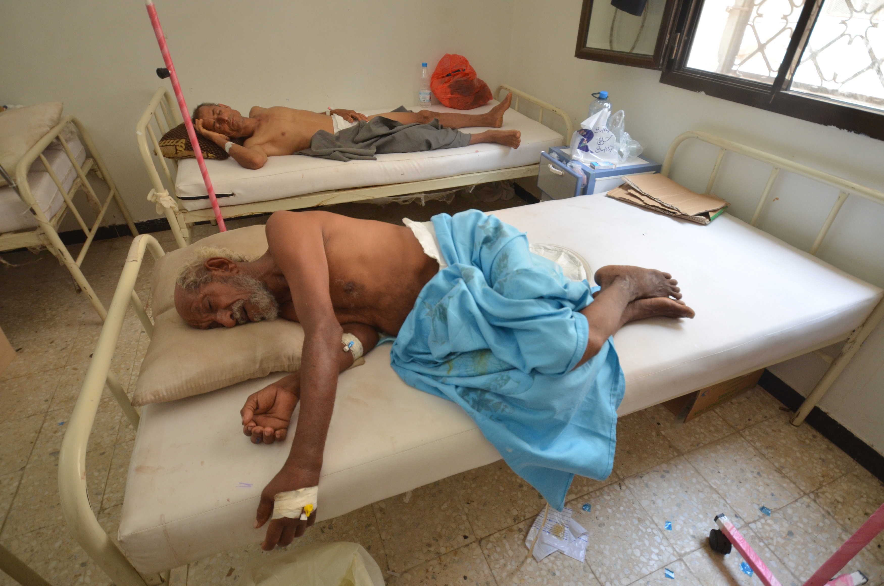 رجلين مصابين بمرض الكوليرا فى اليمن