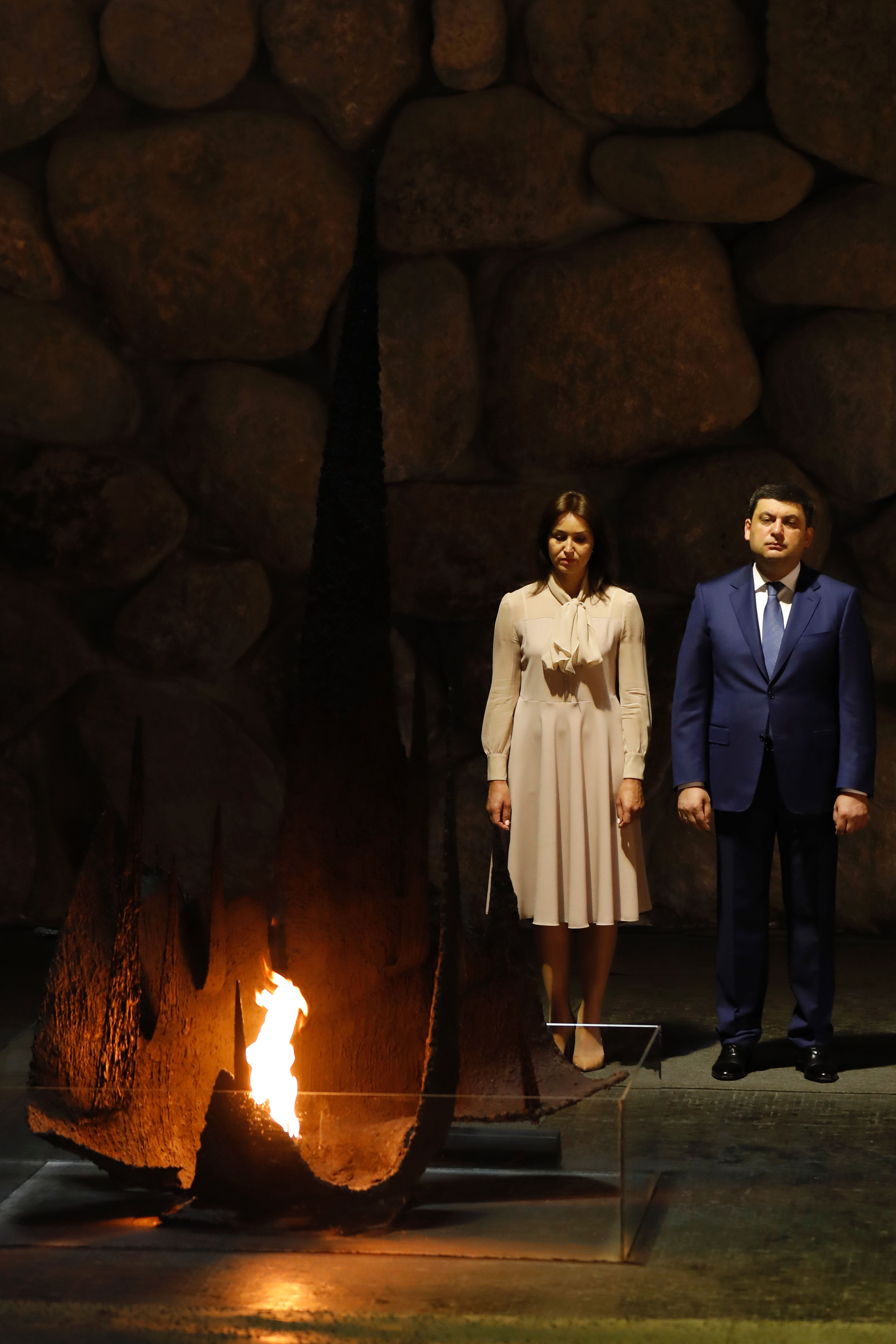 رئيس وزراء اوكرانيا وزوجته يقفان أمام شعلة النار