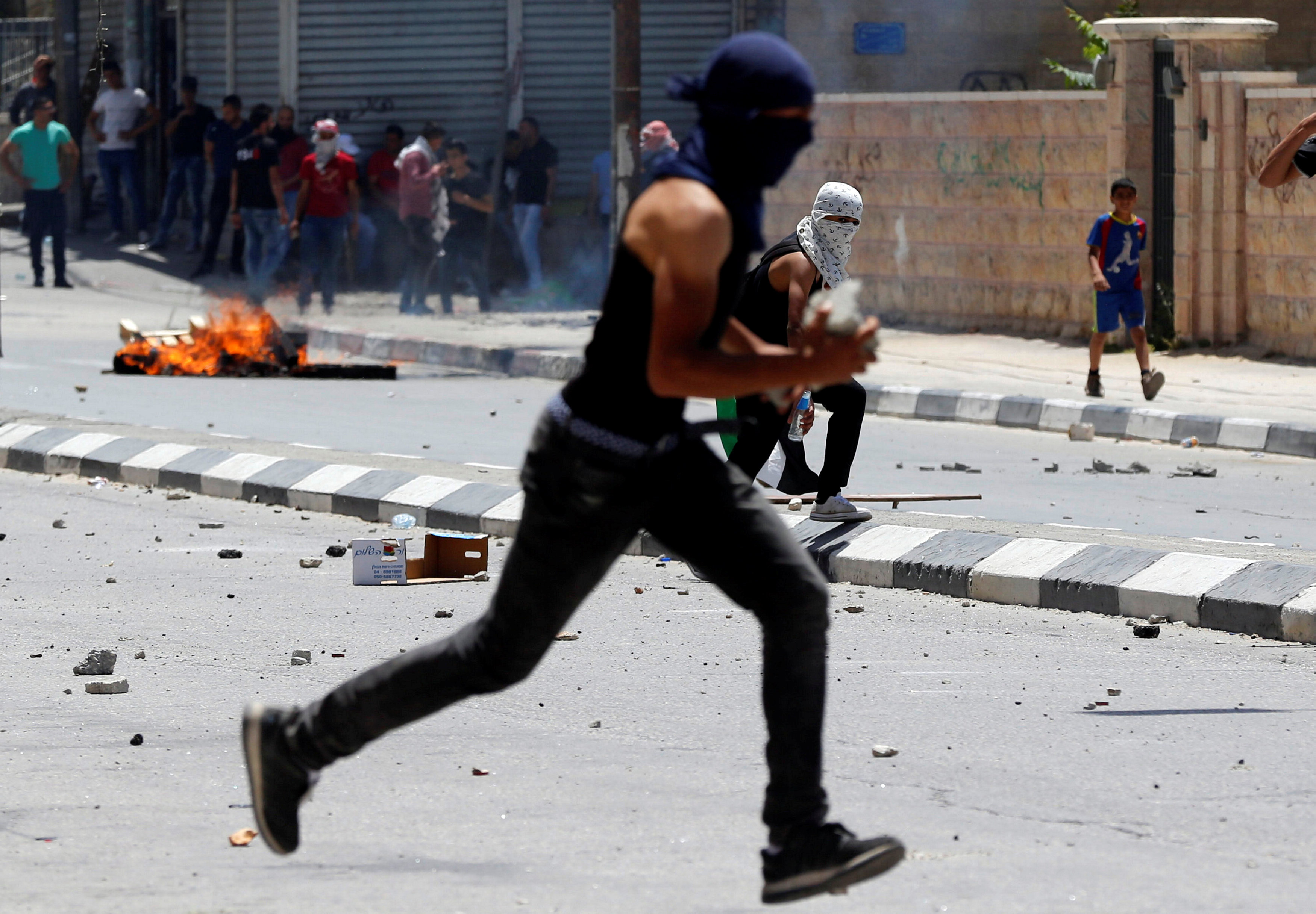 مواجهات عنيفة بين الشباب الفلسطينى وقوات الاحتلال