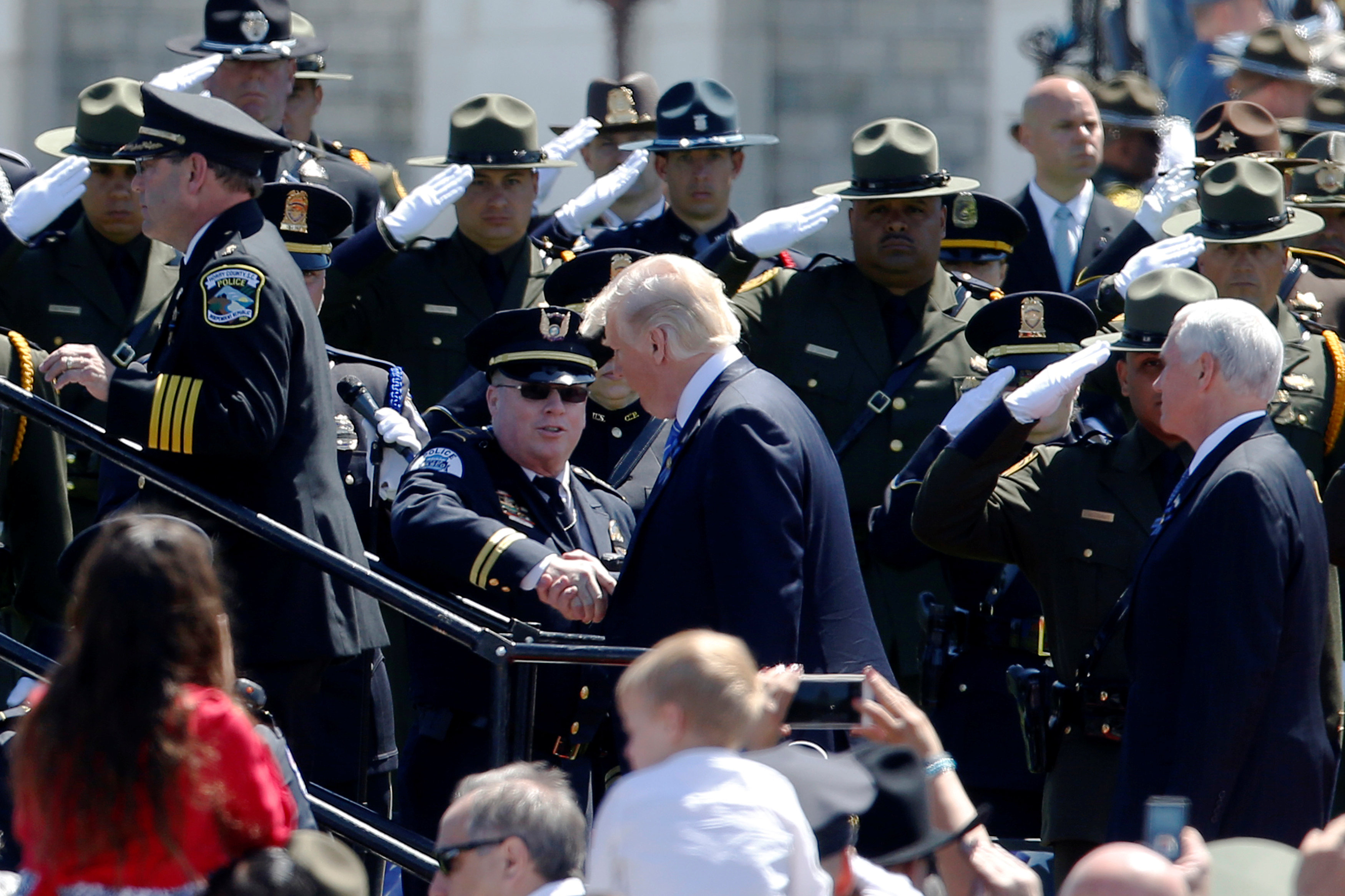 ترامب يصافح ضابط شرطة