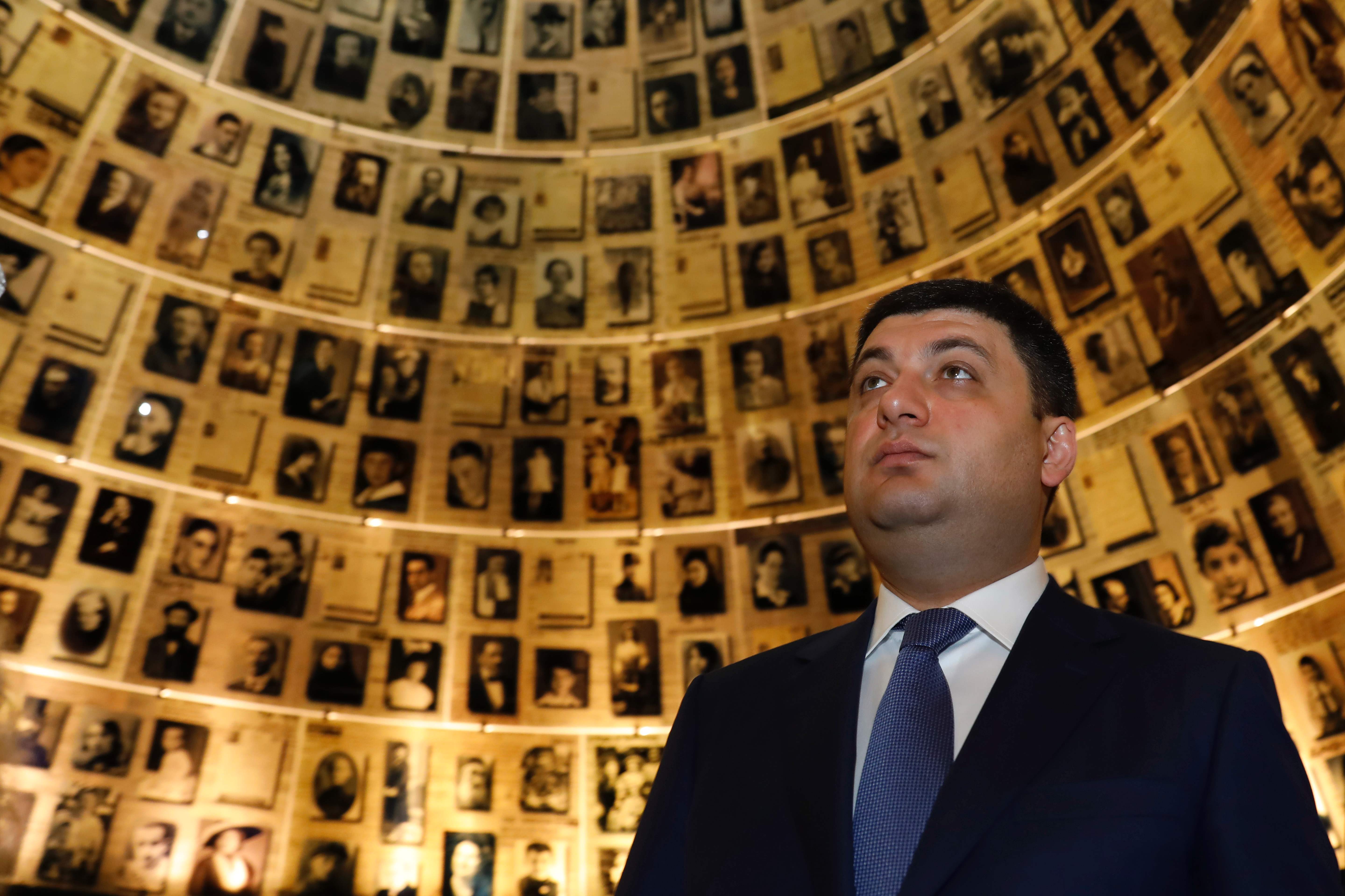 رئيس وزراء أوكرانيا يتأمل صور متحف ياد فاشيم