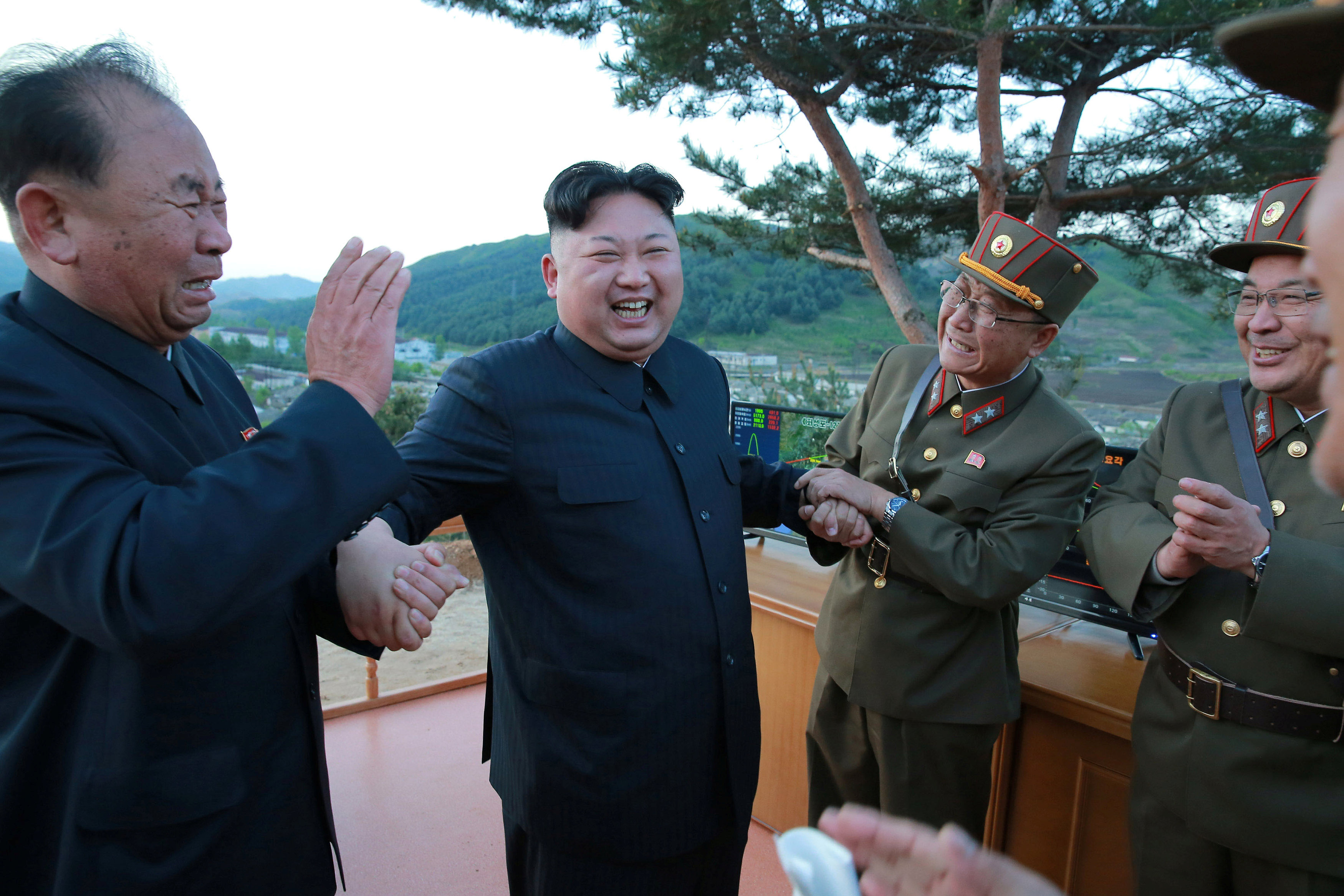 زعيم كوريا الشمالية يتفاعل مع قادة الجيش عقب التجربة الصاروخية