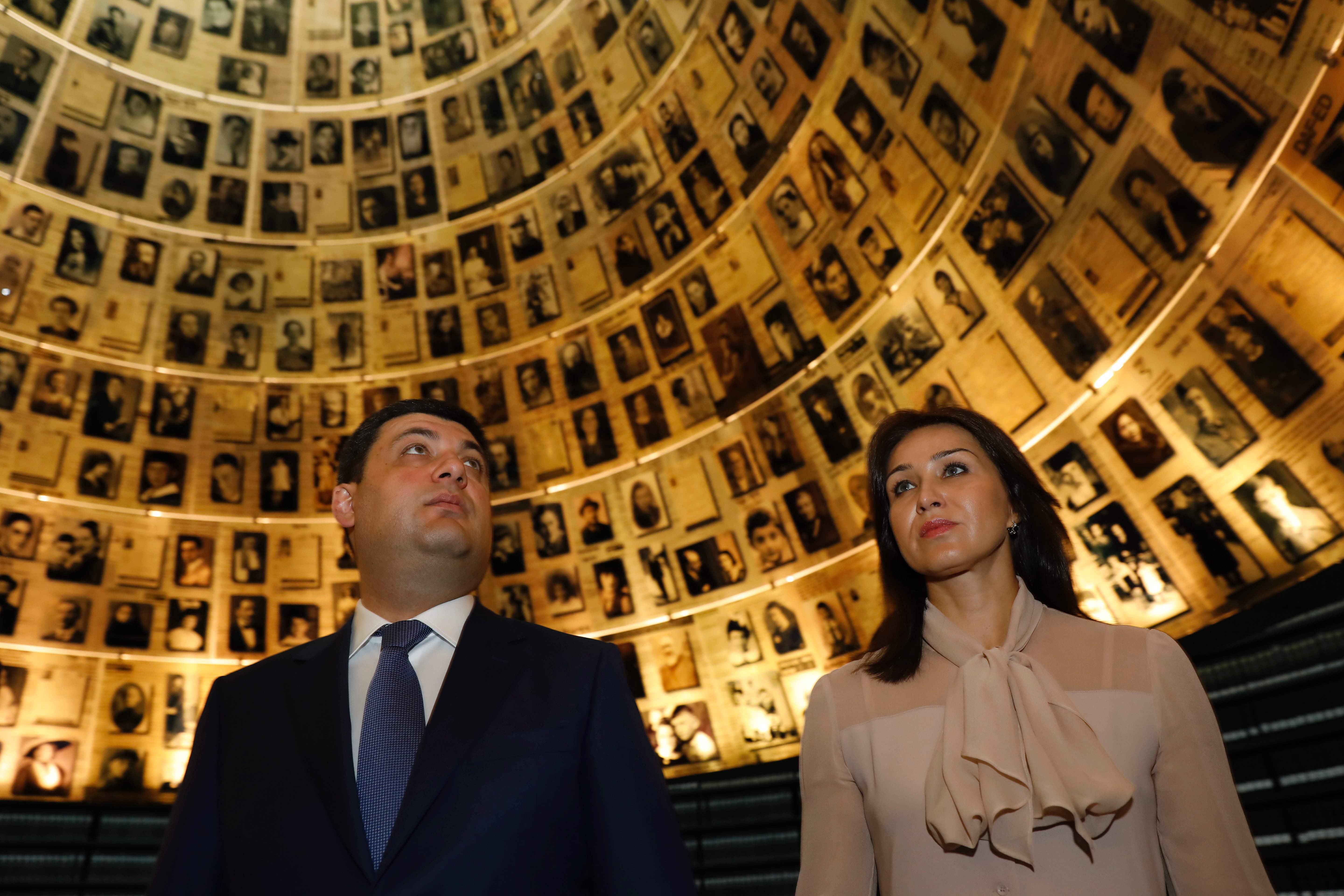 رئيس وزراء أوكرانيا وزوجته يتفقدان صور المتحف