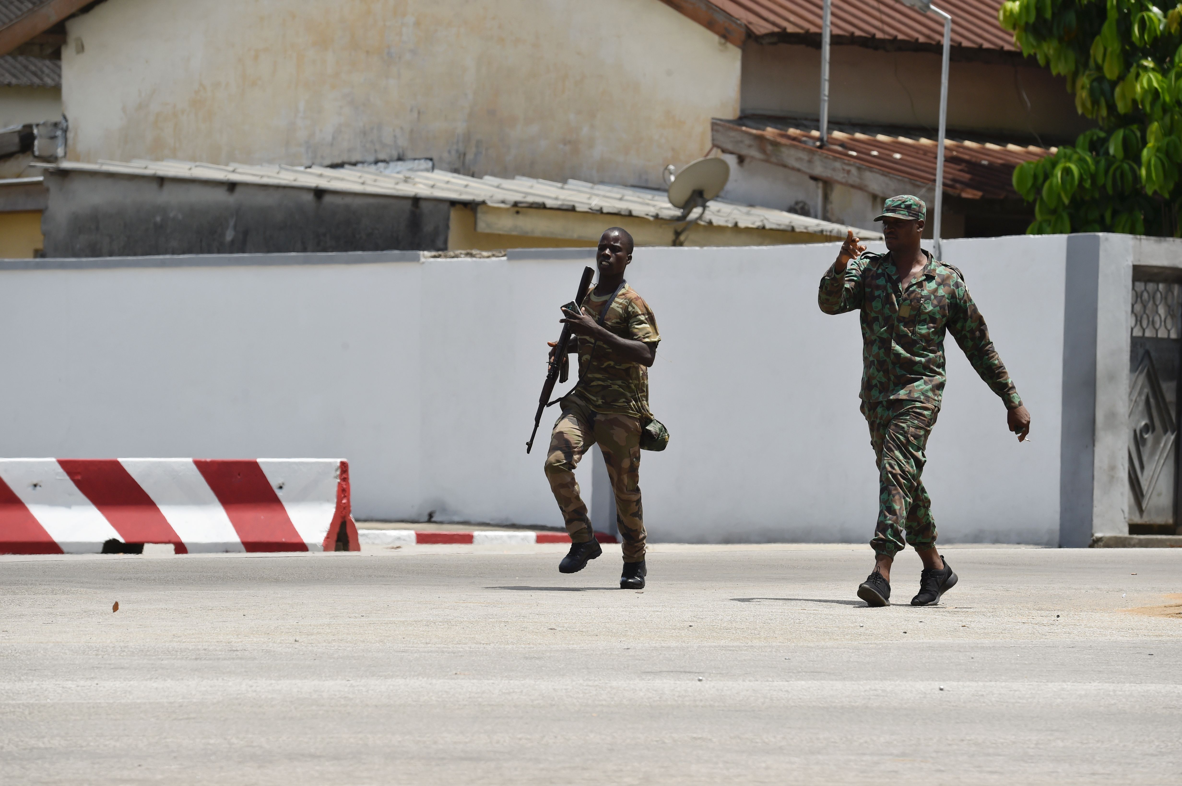 الجنود المتمردين يمسكون أسلحتهم فى وجه شعب ساحل العاج