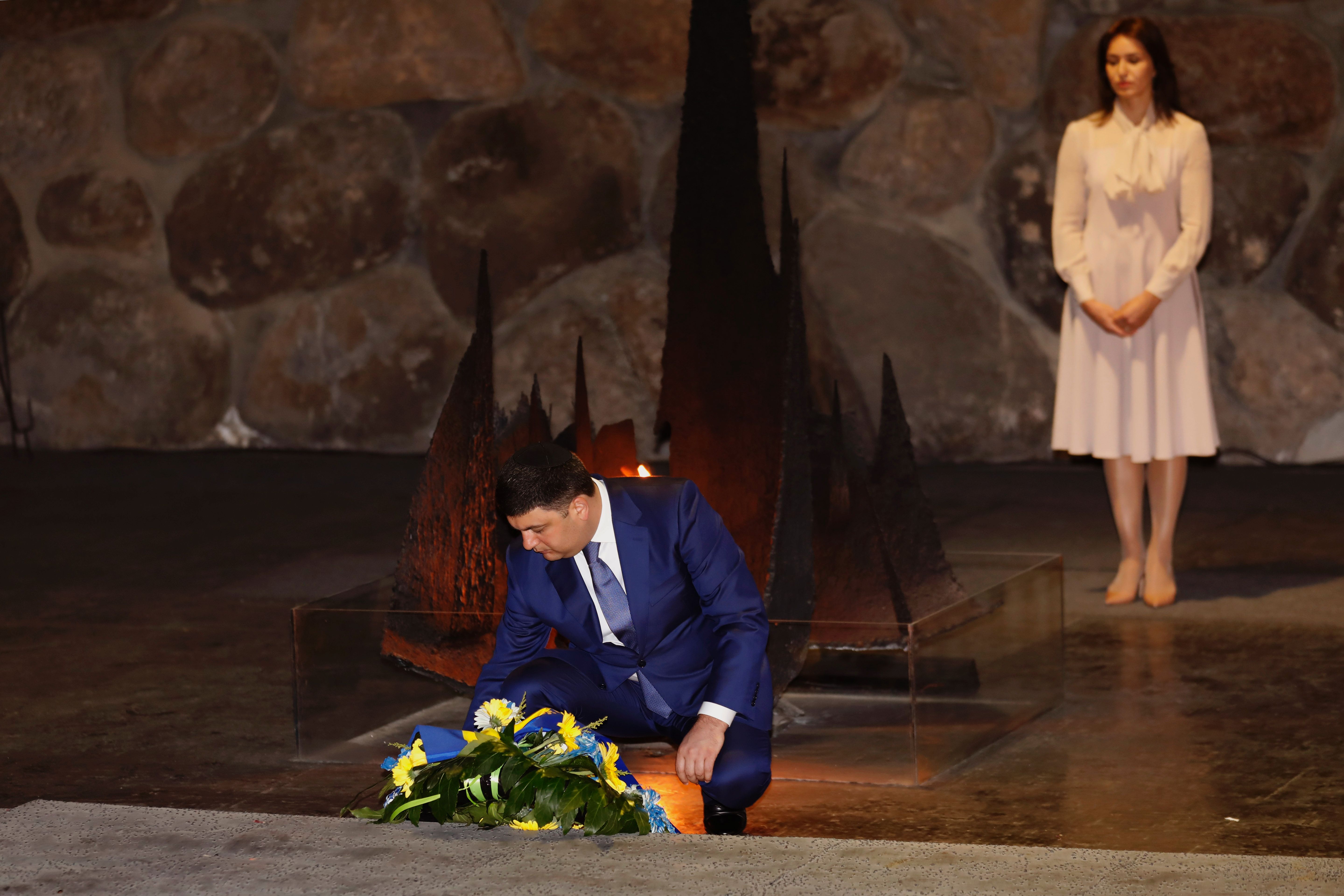 رئيس وزراء اوكرانيا يضع اكليل الزهور أمام المقبرة
