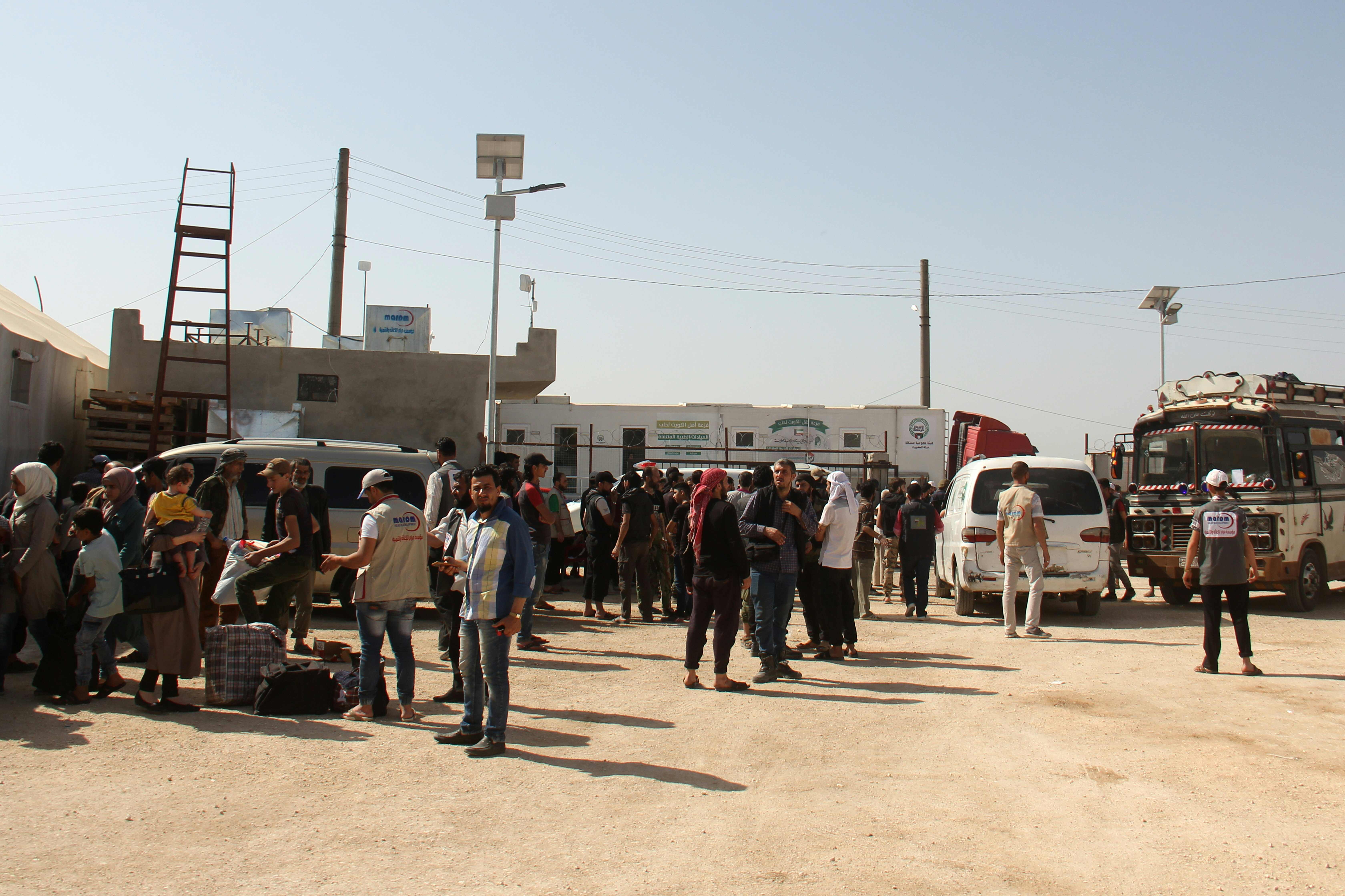 وصول مقاتلو المعارضة السورية المسلحة لمخيم فى إدلب