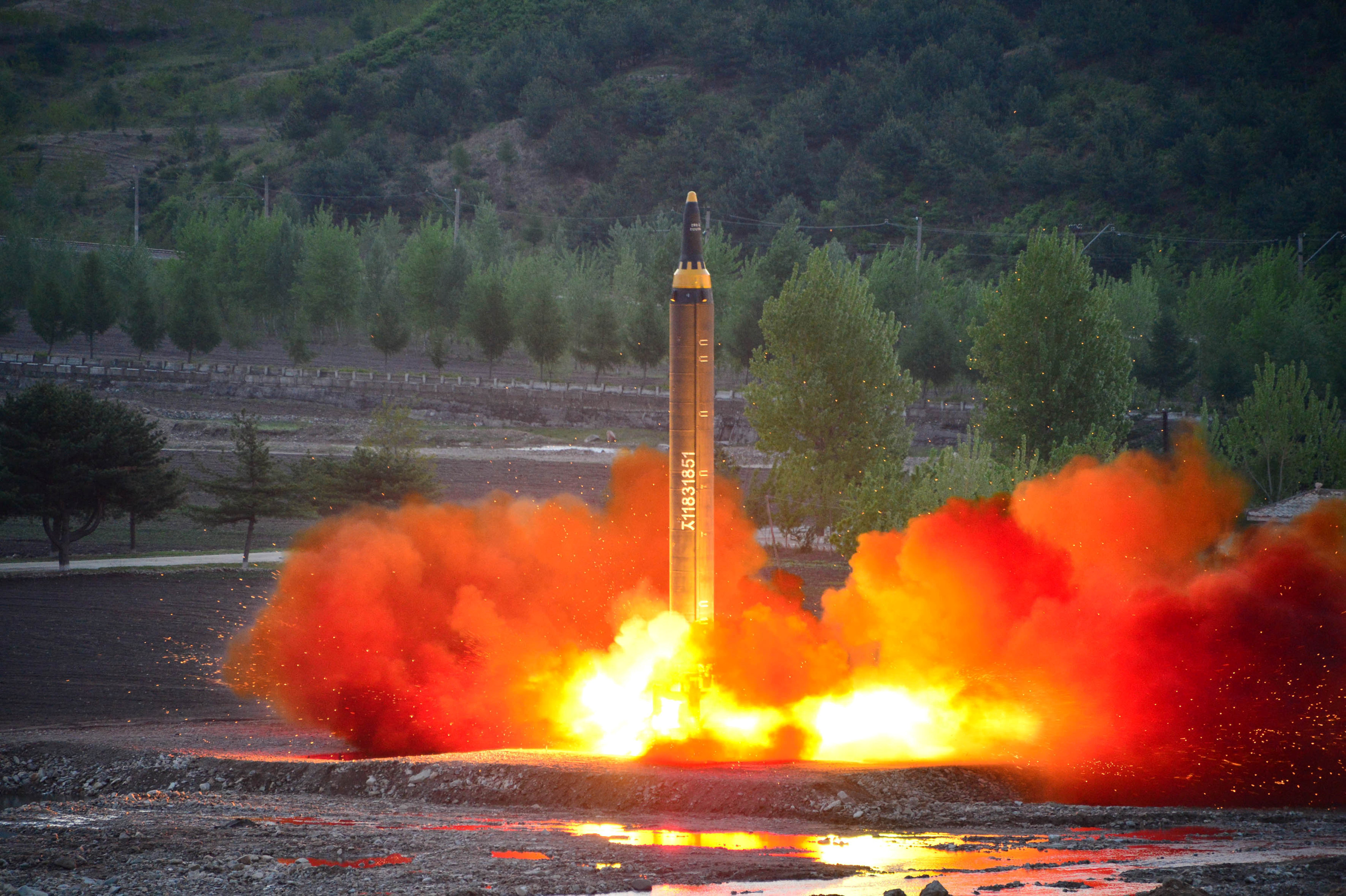 لحظة اطلاق الصاروخ الباليستى الكورى الشمالى